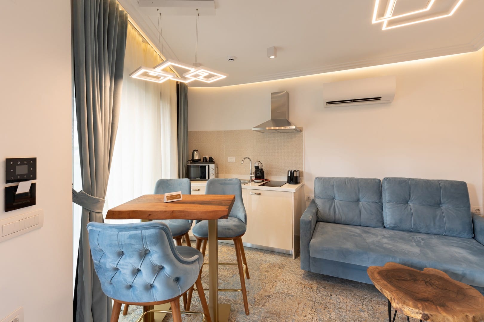 Lazar Lux Suites