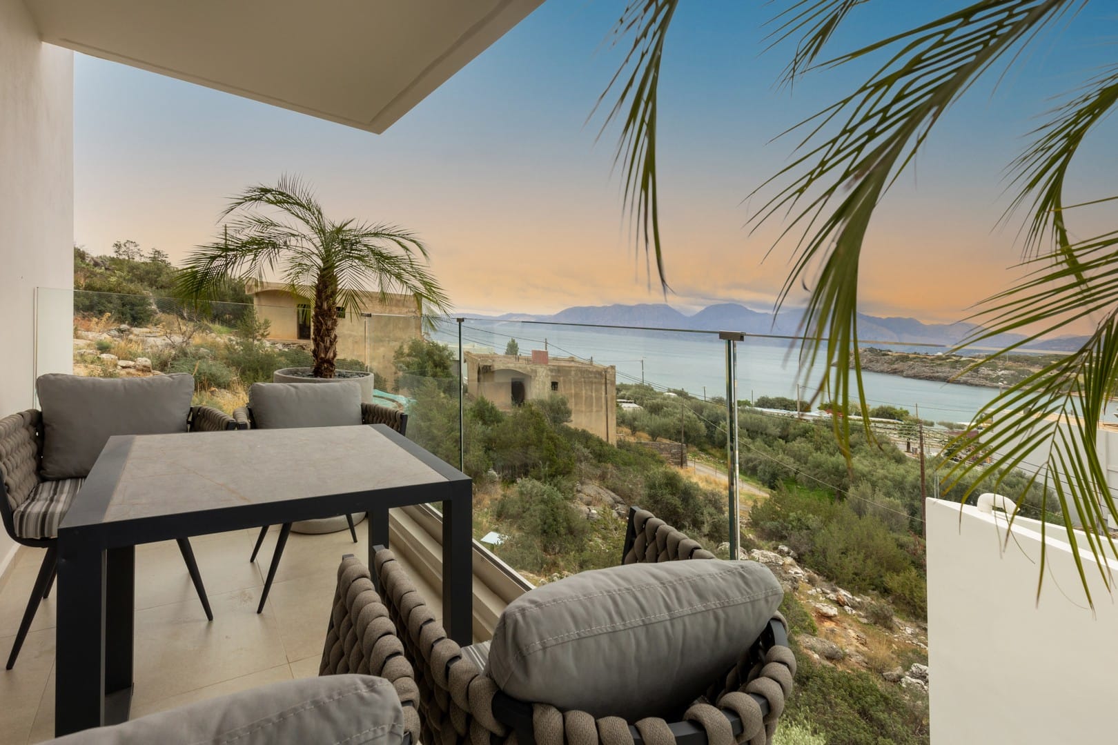 Lazar Lux Suites