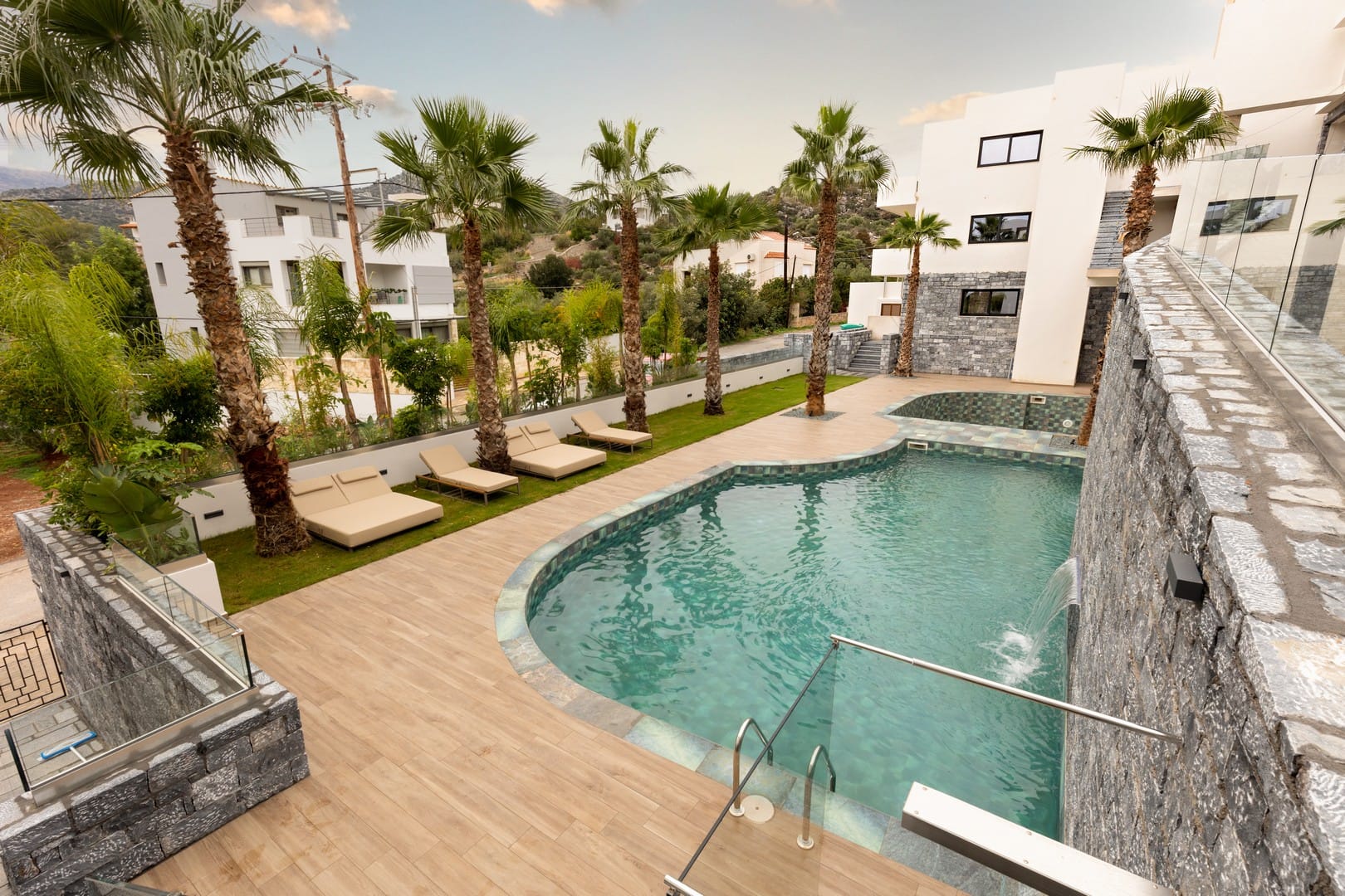 Lazar Lux Suites