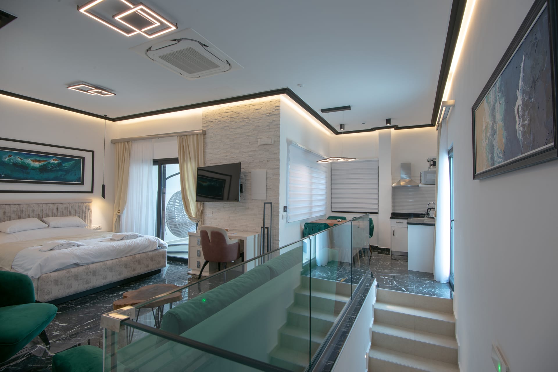Lazar Lux Suites