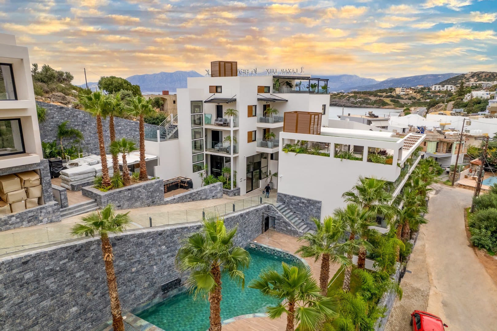 Lazar Lux Suites