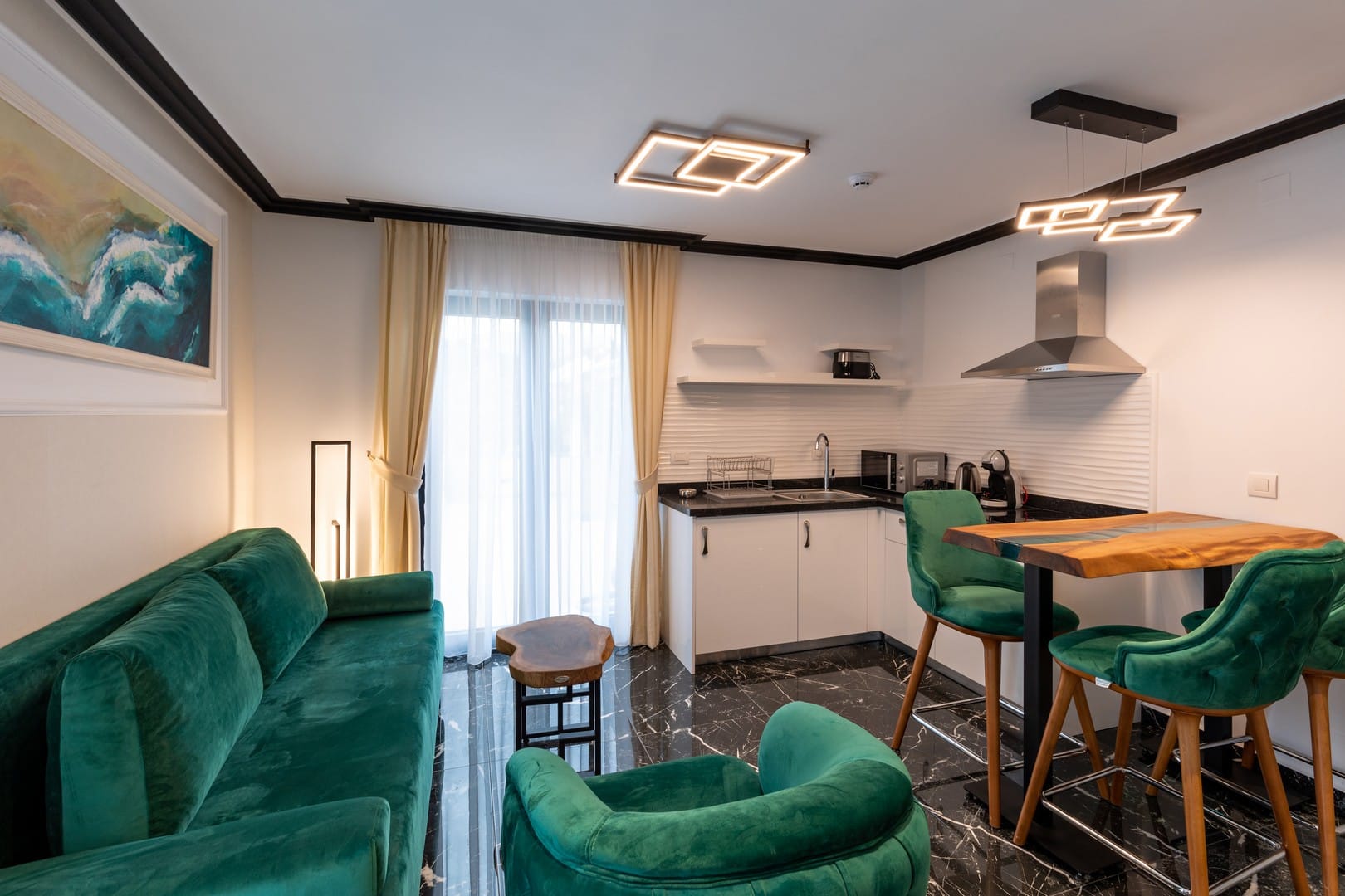 Lazar Lux Suites