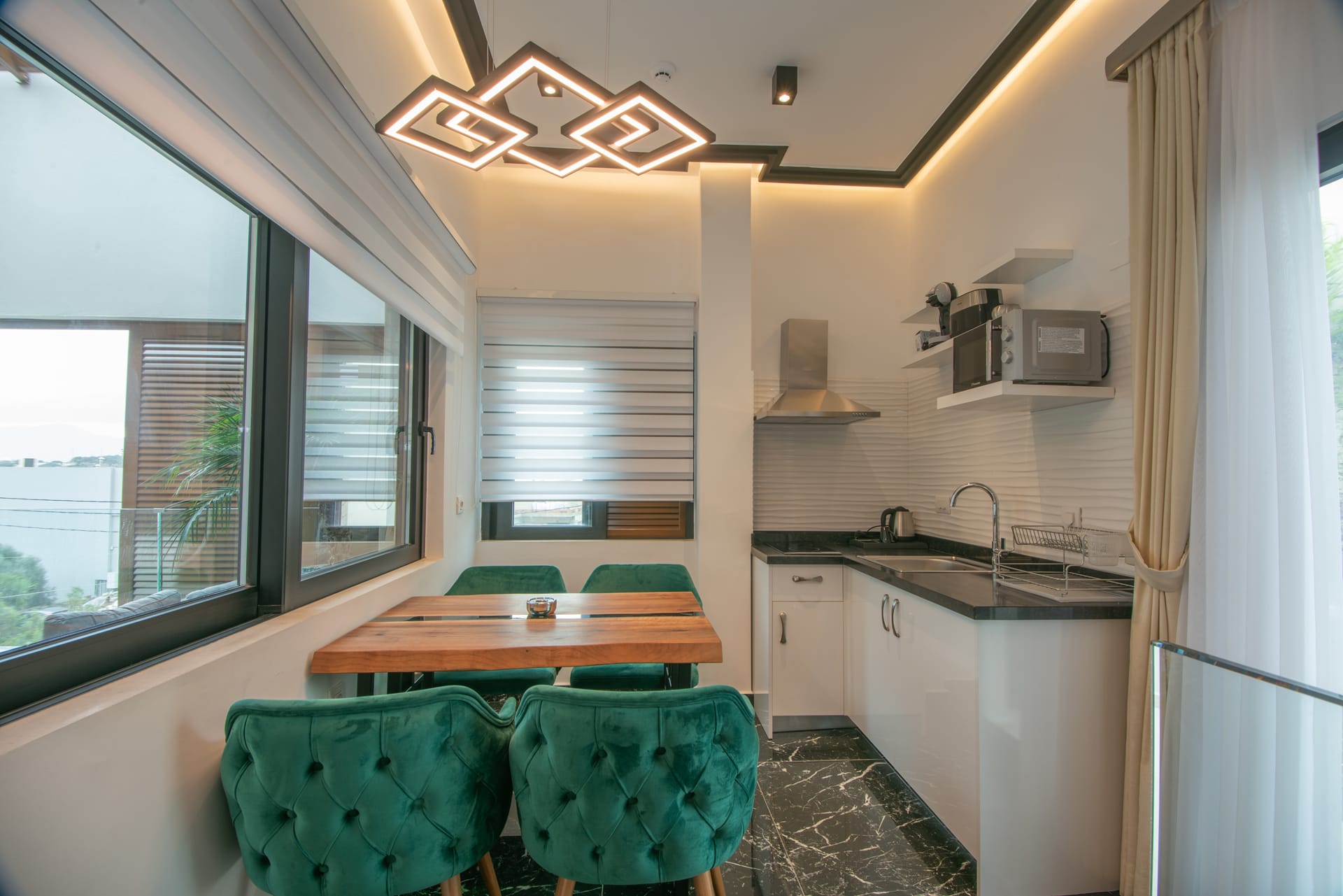 Lazar Lux Suites