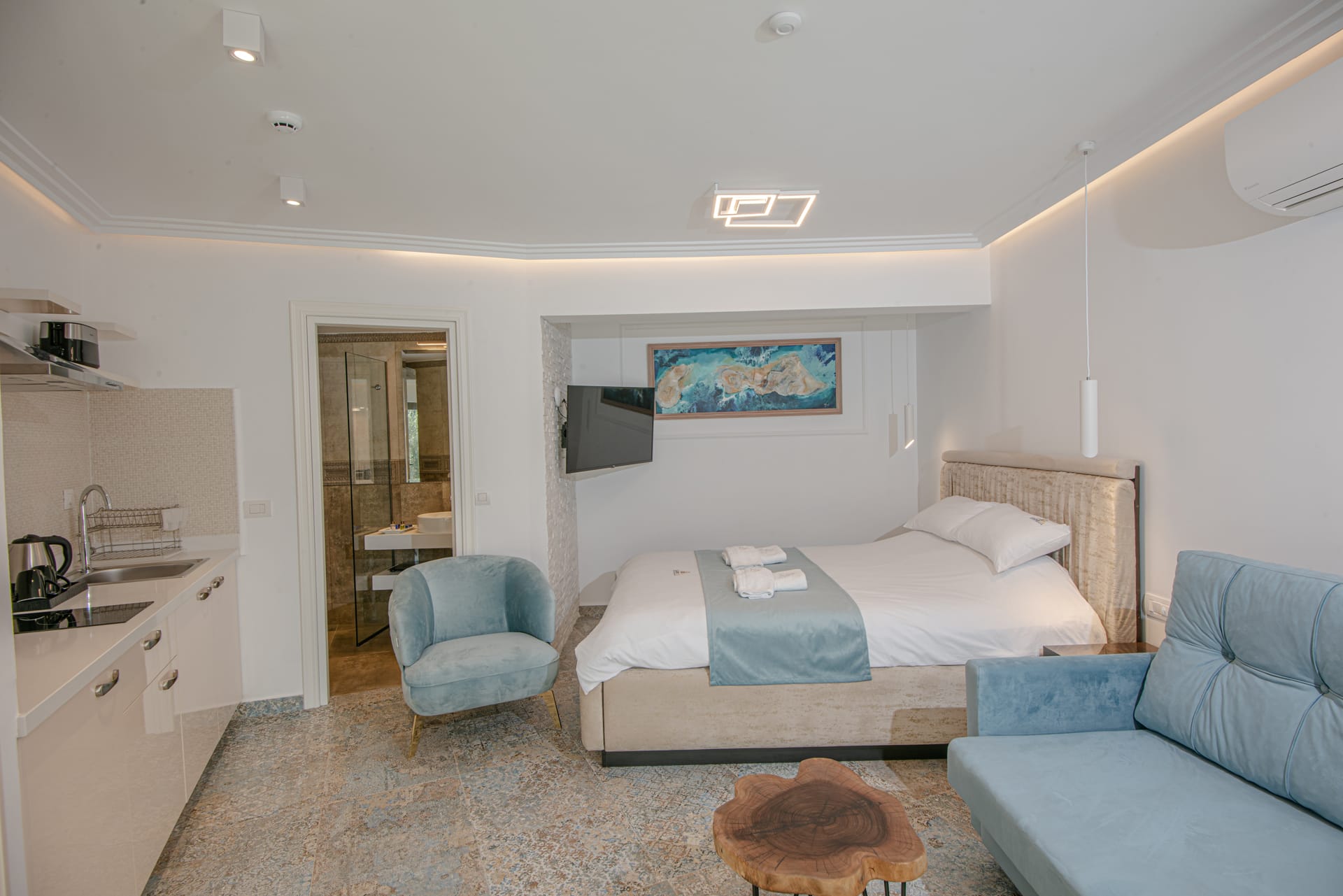 Lazar Lux Suites