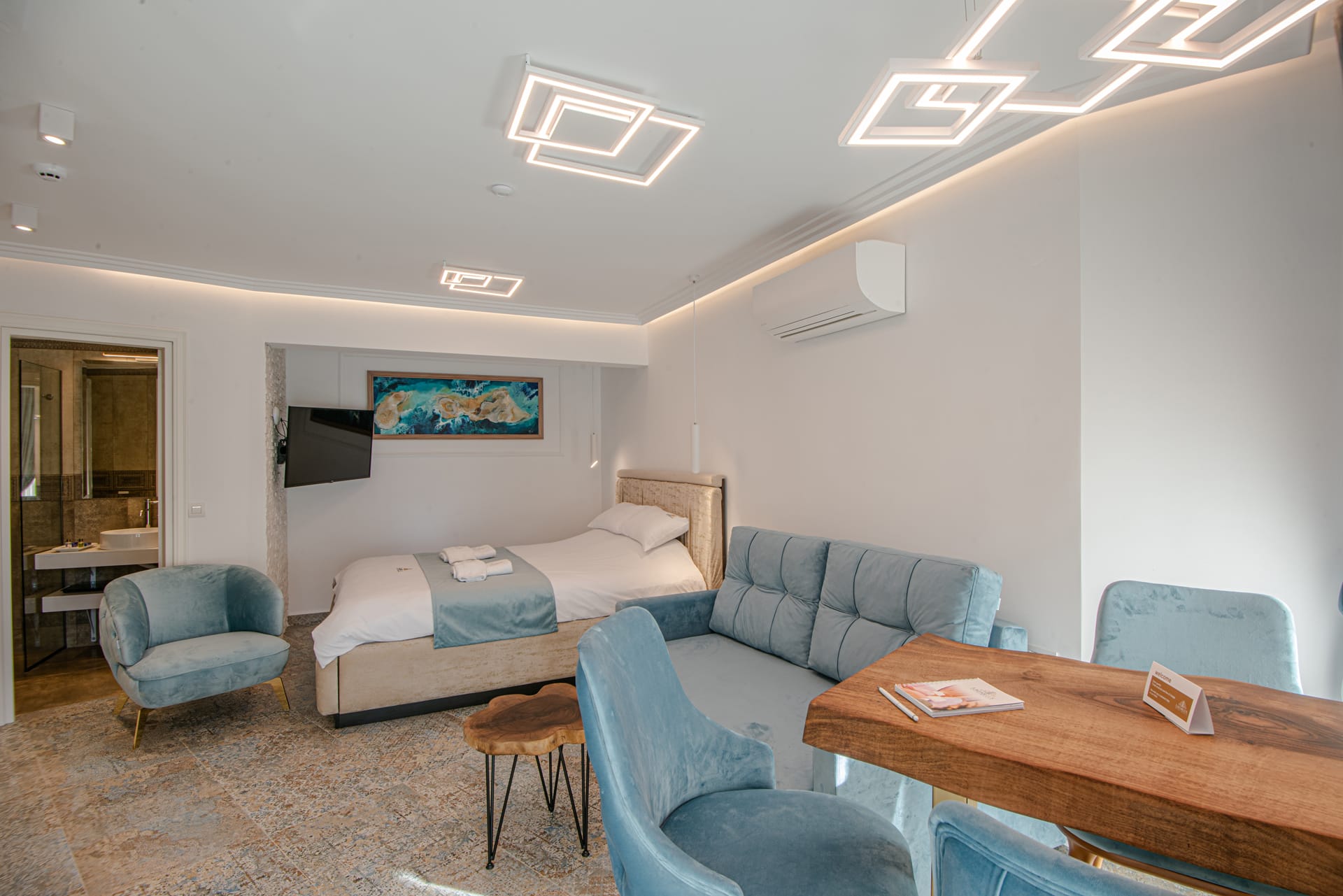 Lazar Lux Suites