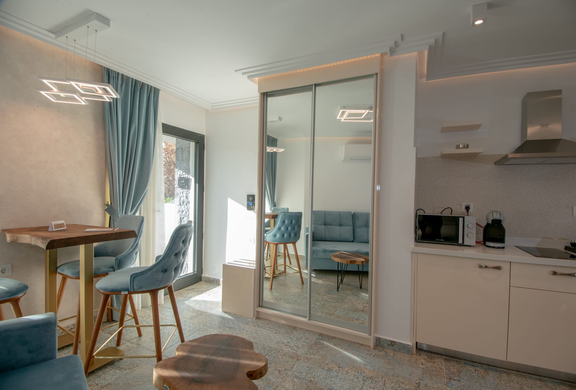 Lazar Lux Suites