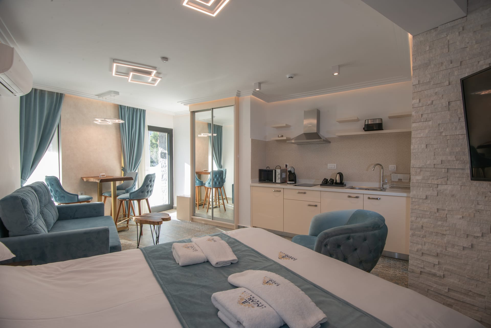 Lazar Lux Suites