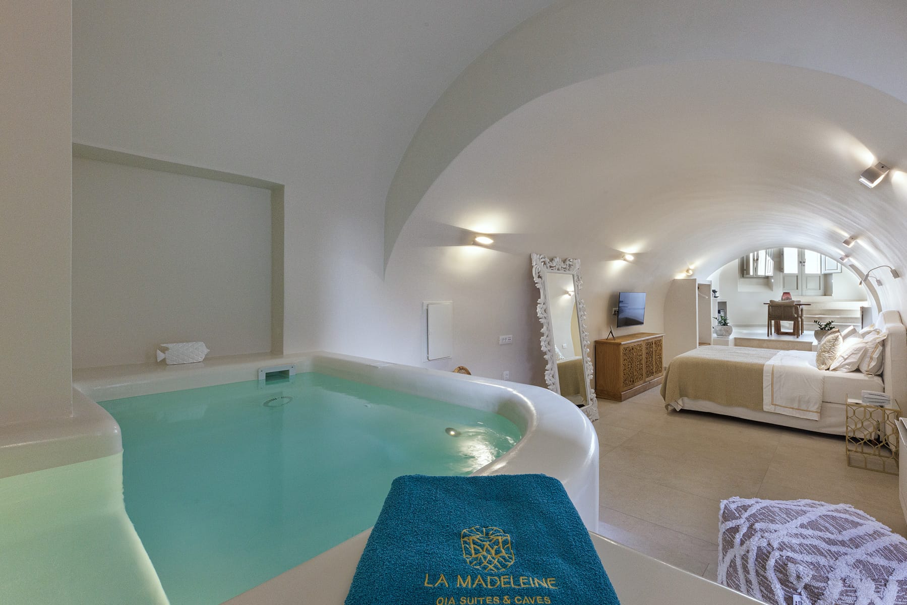La Madeleine Oia Suites & Caves