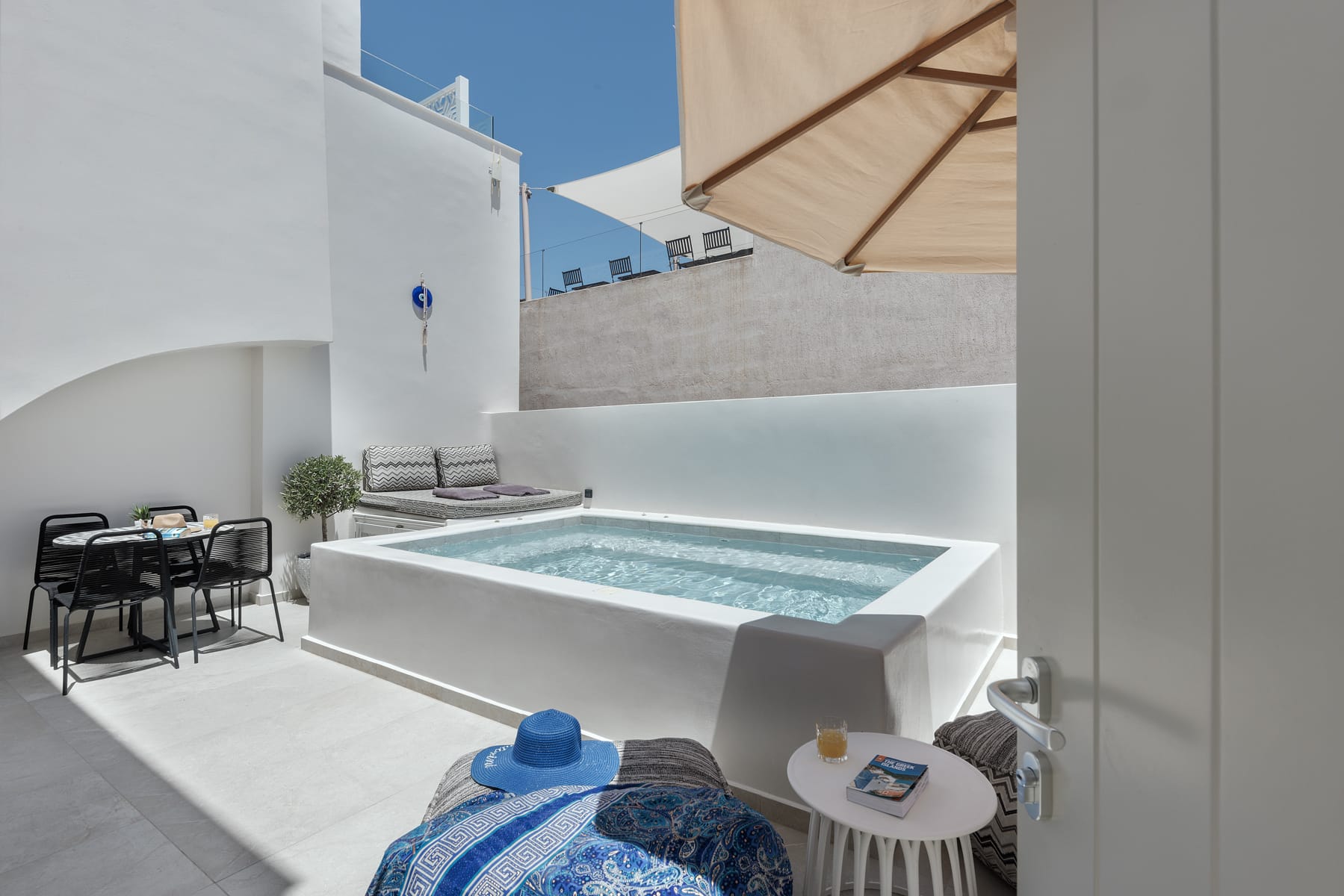 La Madeleine Oia Suites & Caves
