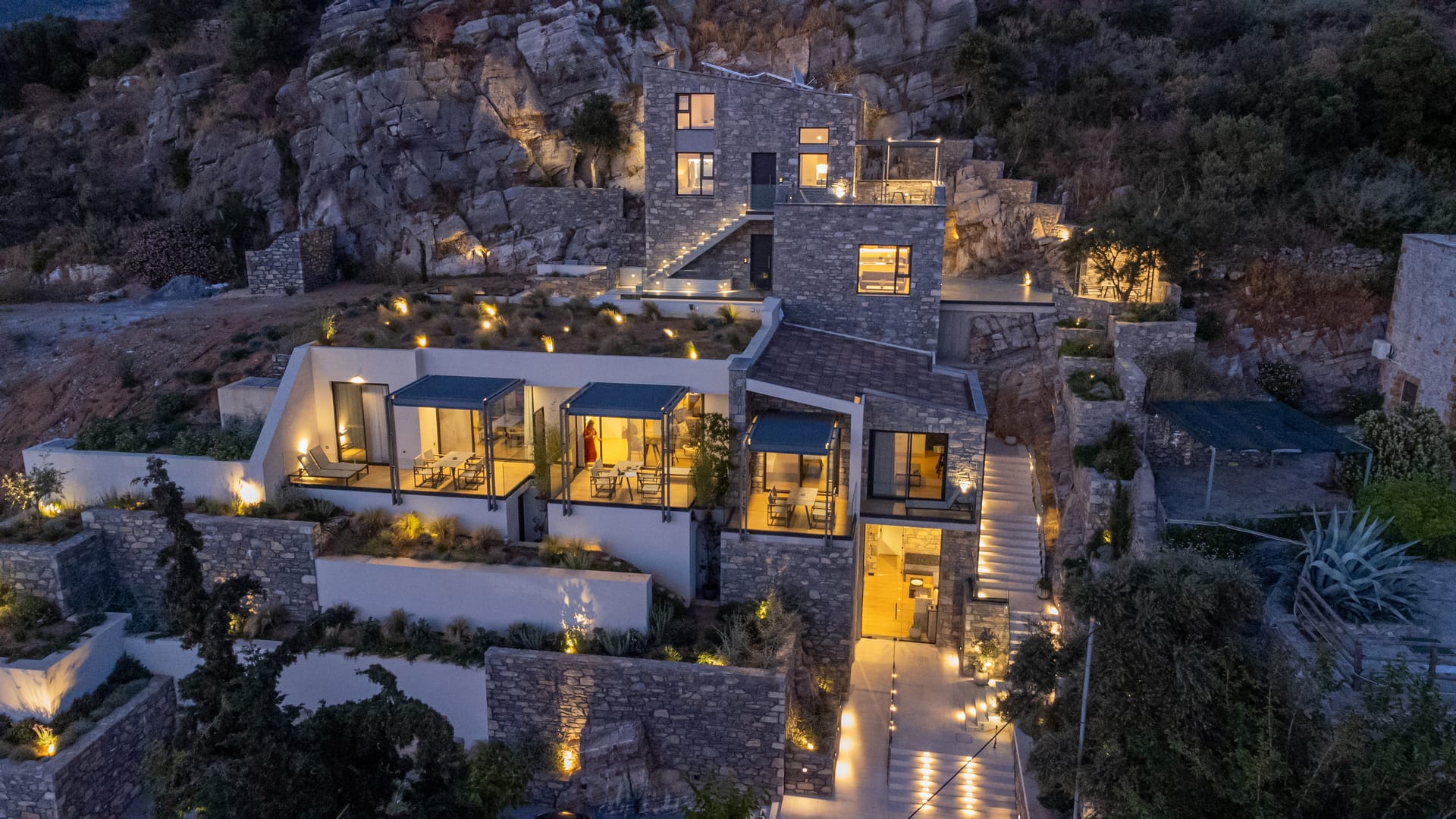 Mani Suites