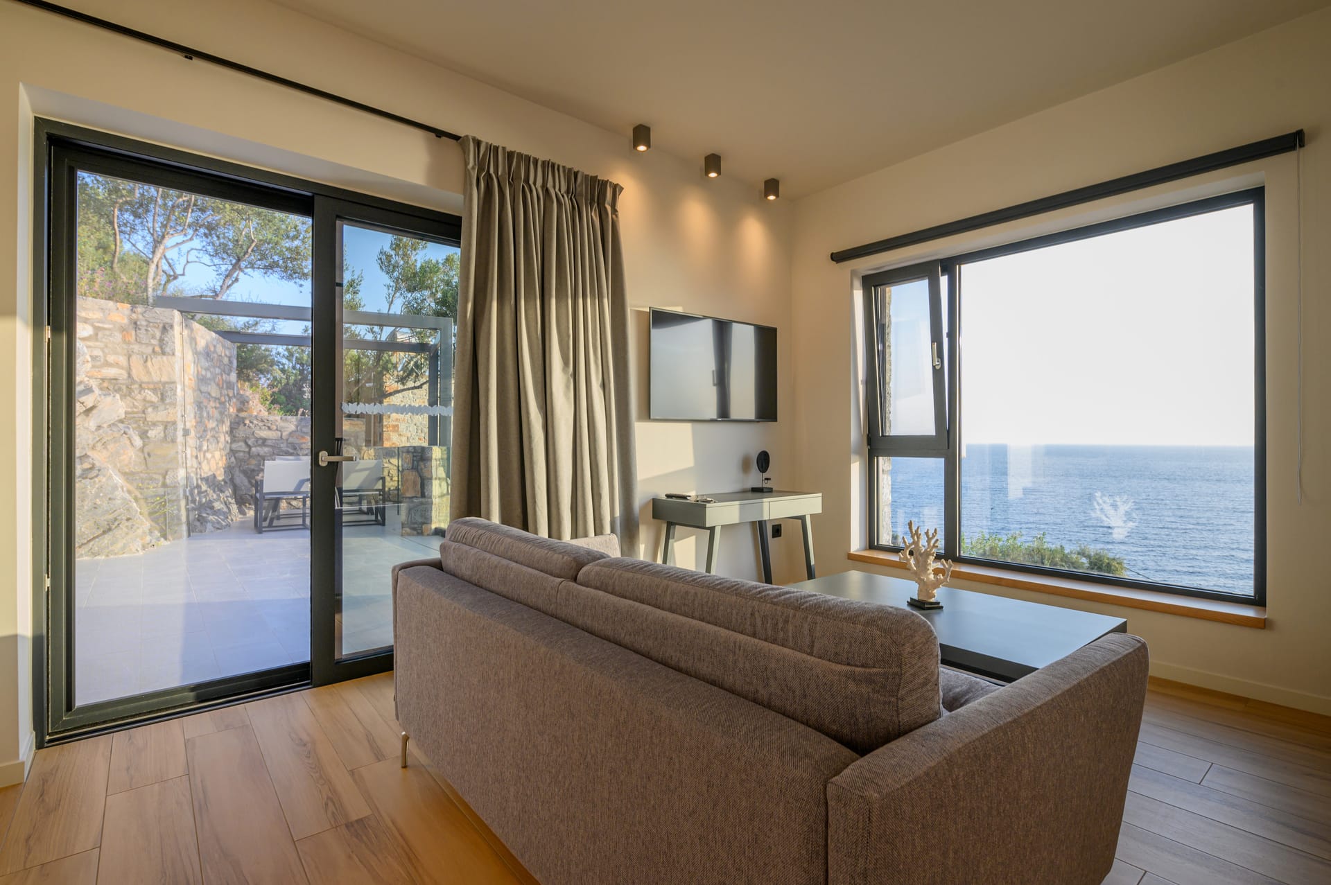 Mani Suites