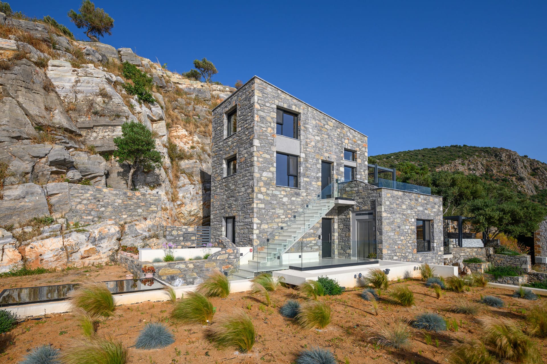 Mani Suites