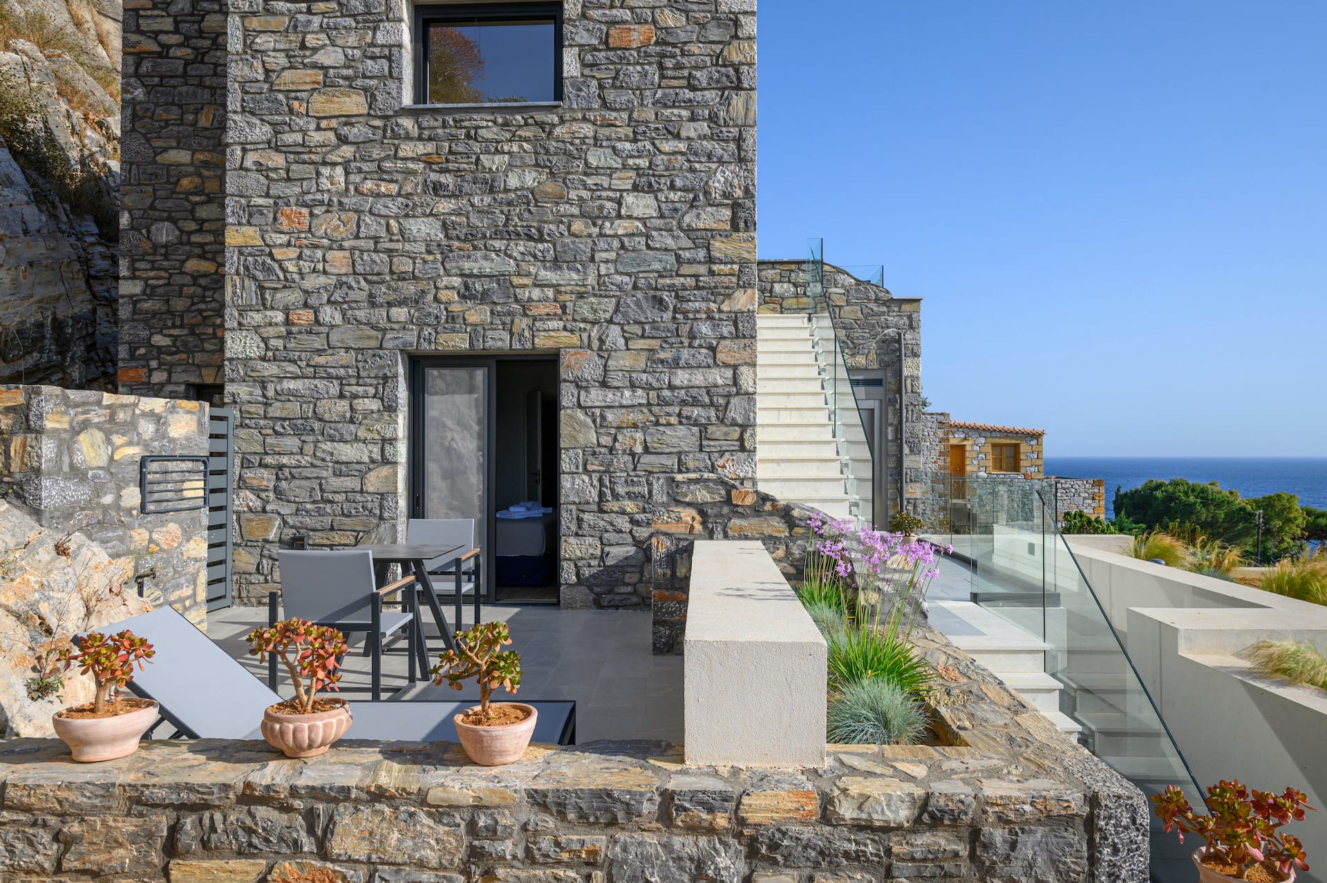 Mani Suites