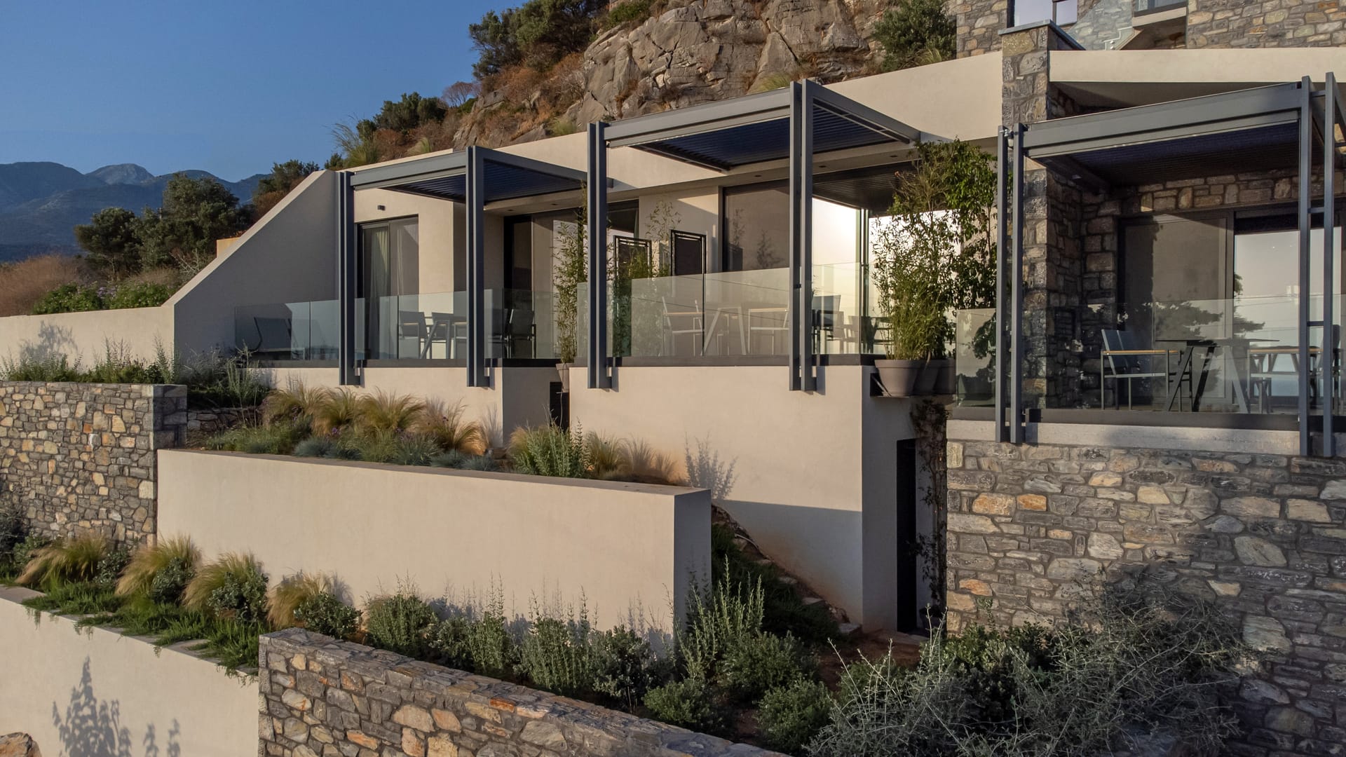 Mani Suites