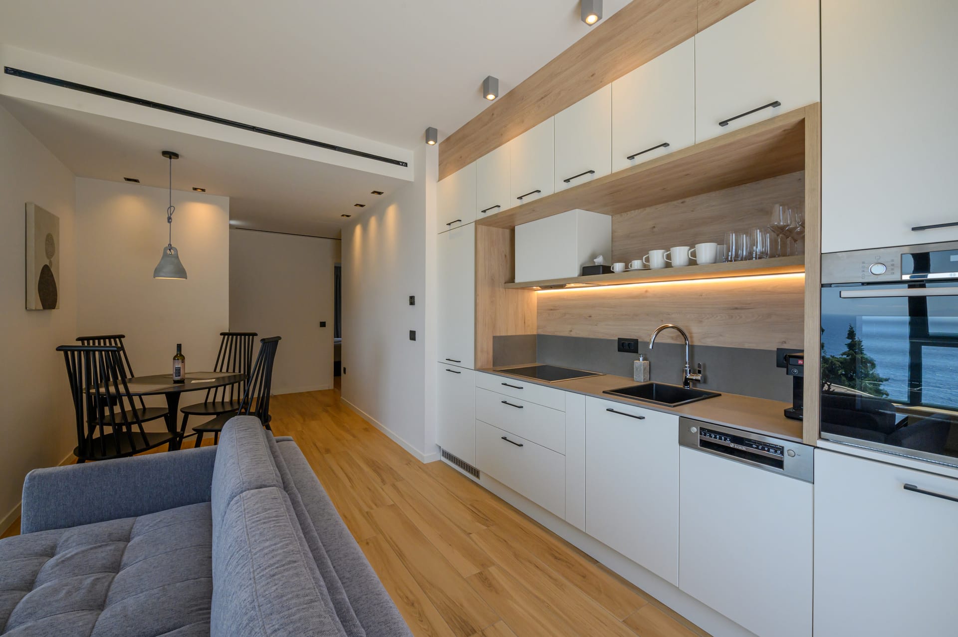 Mani Suites
