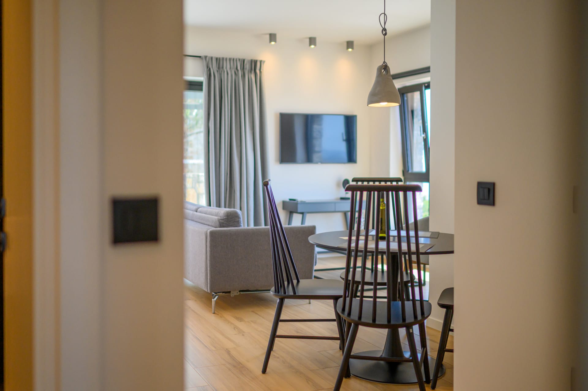 Mani Suites