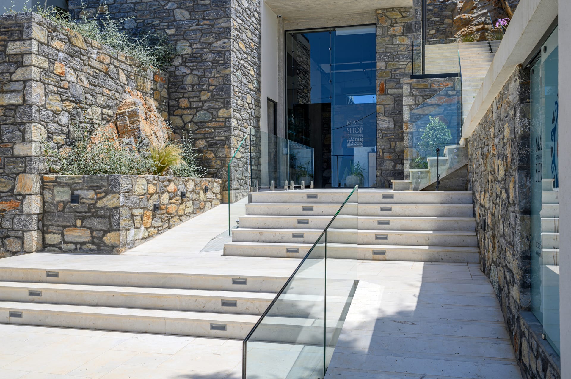 Mani Suites