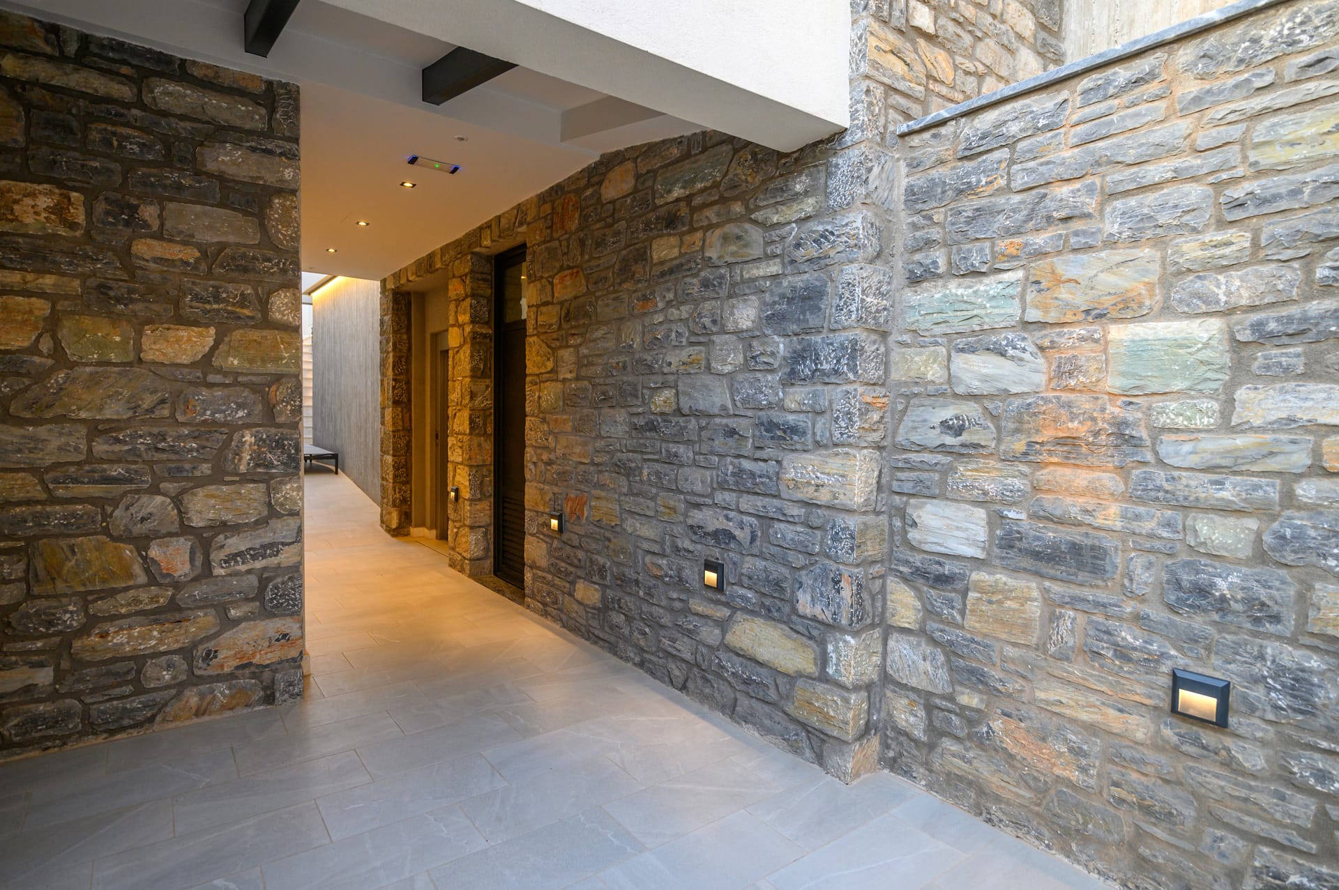 Mani Suites