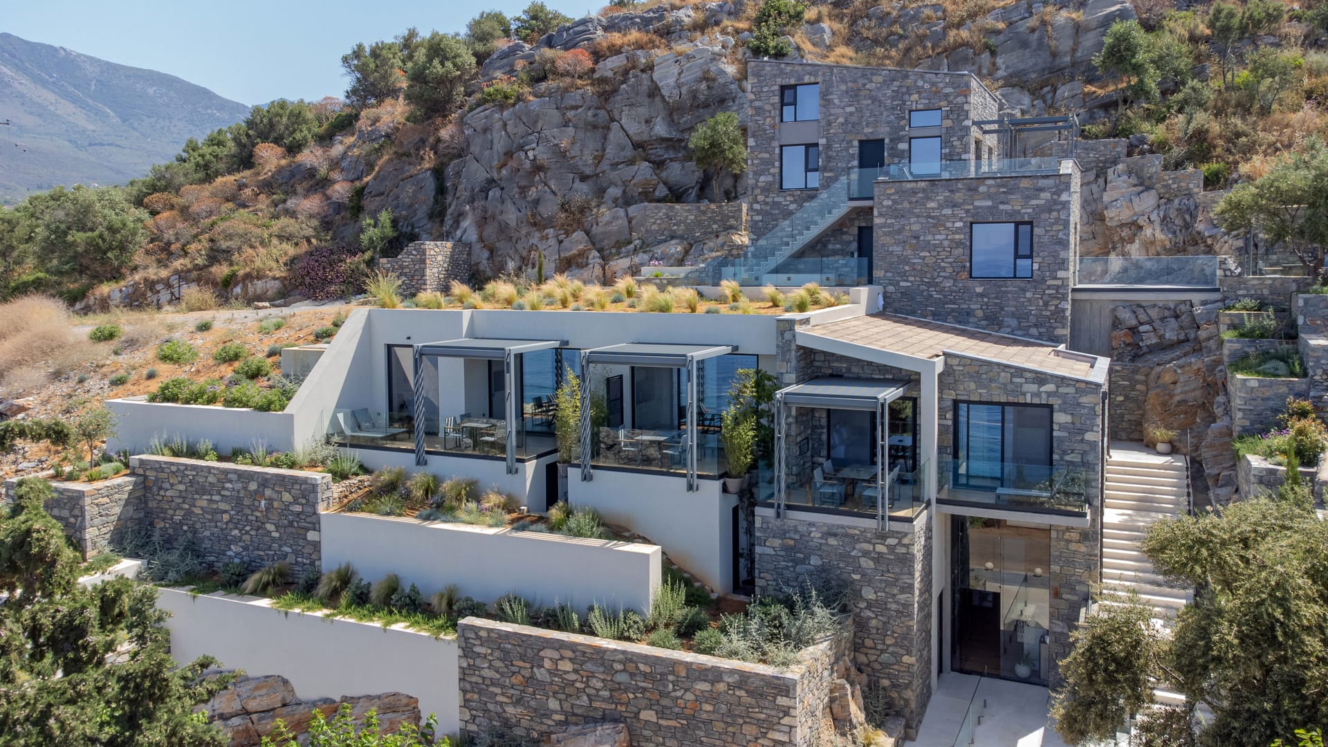 Mani Suites