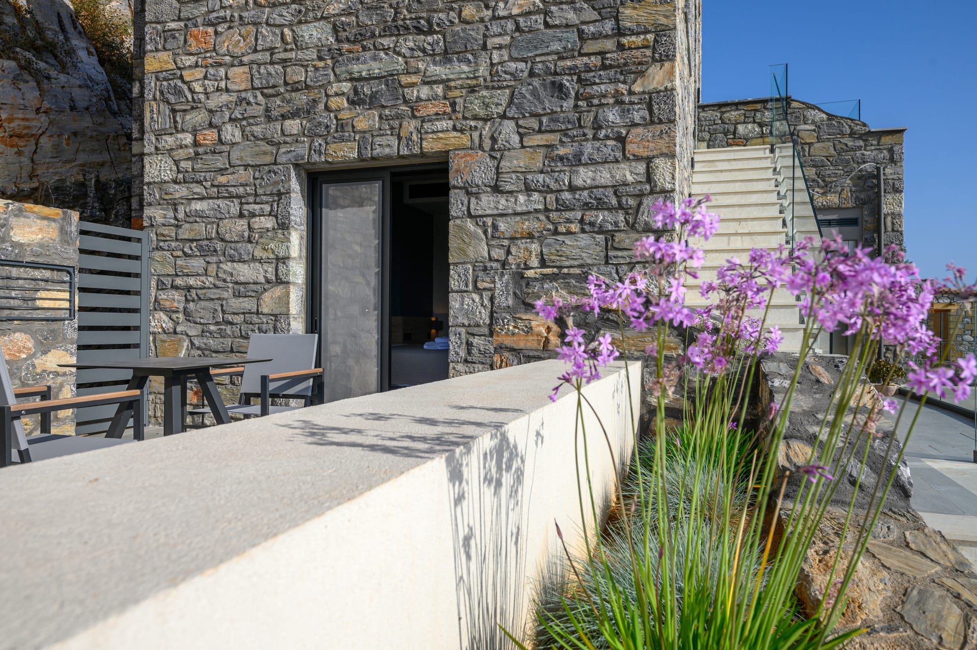 Mani Suites