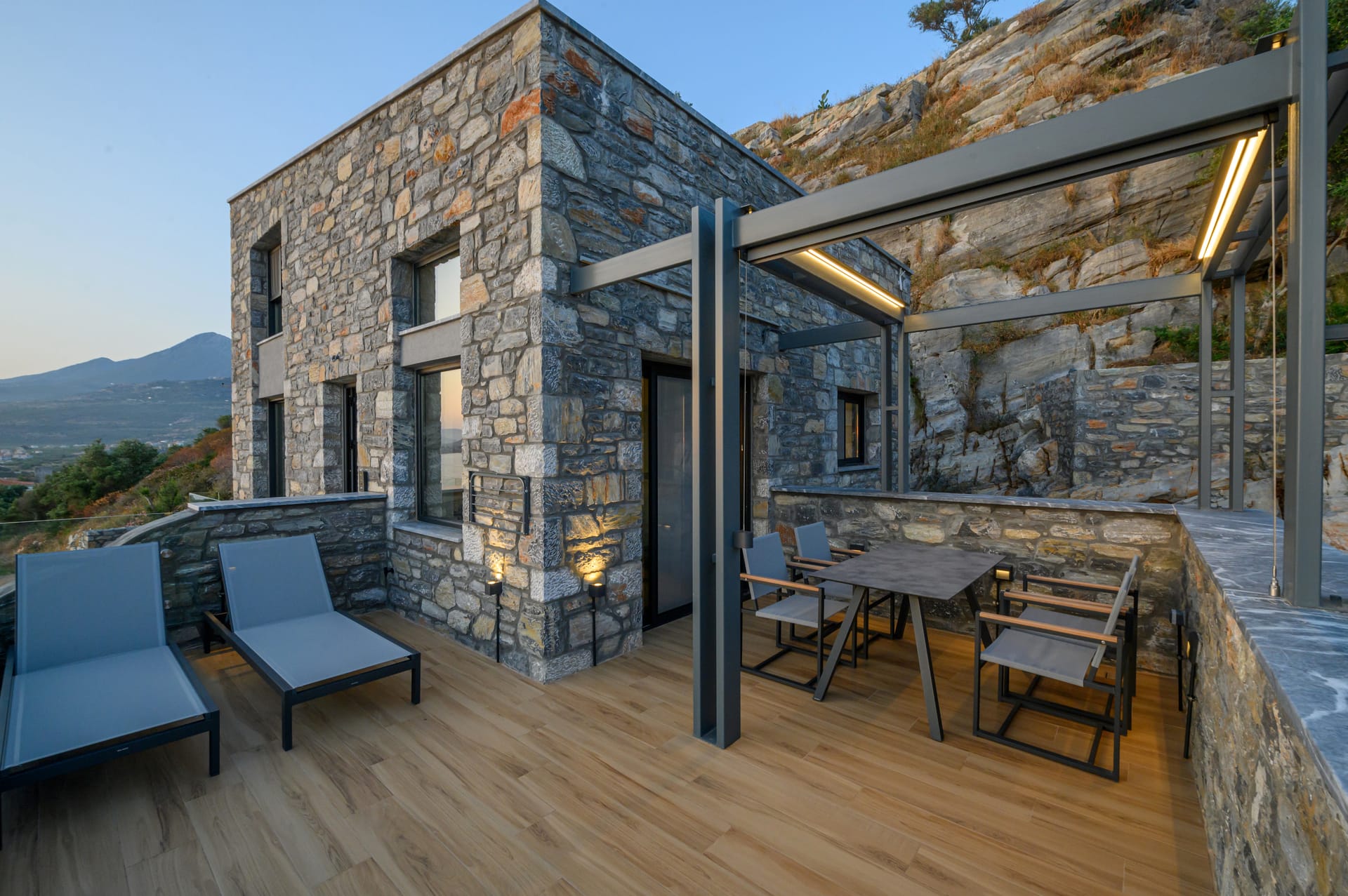 Mani Suites