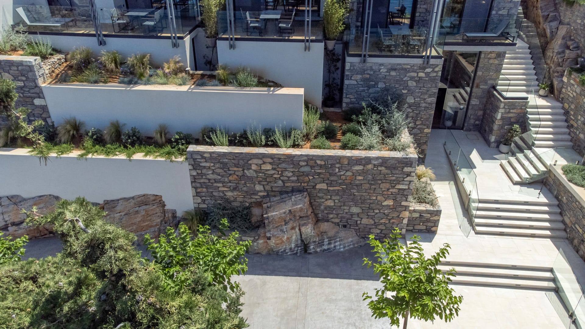 Mani Suites
