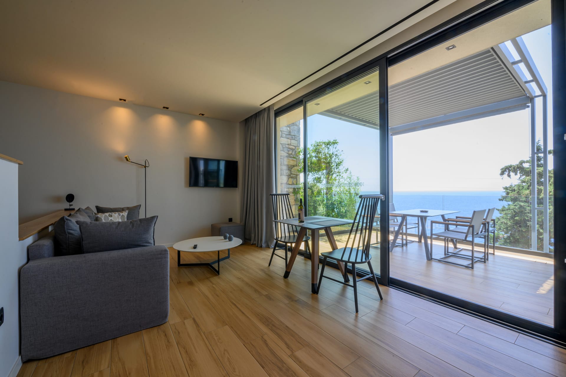 Mani Suites