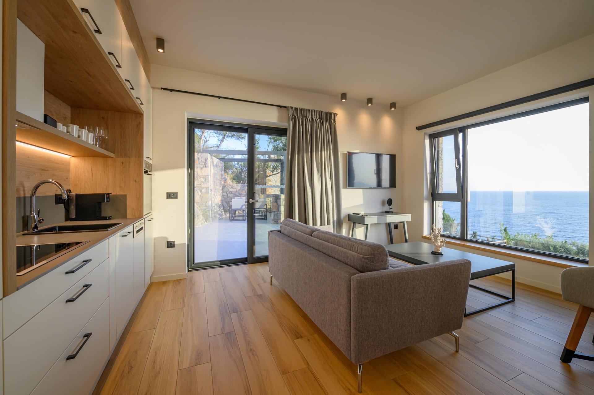 Mani Suites
