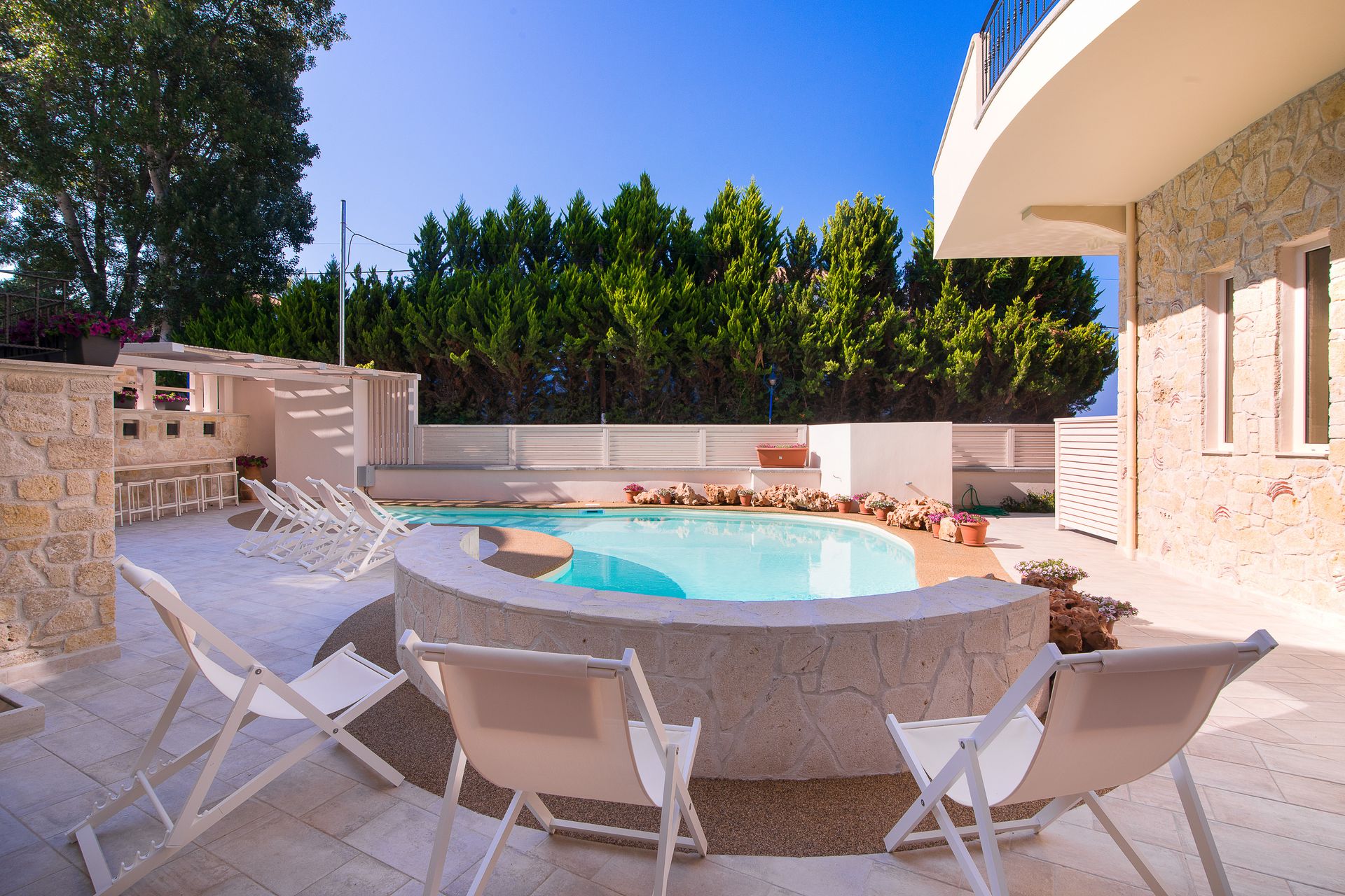 Neikos Luxury Suites