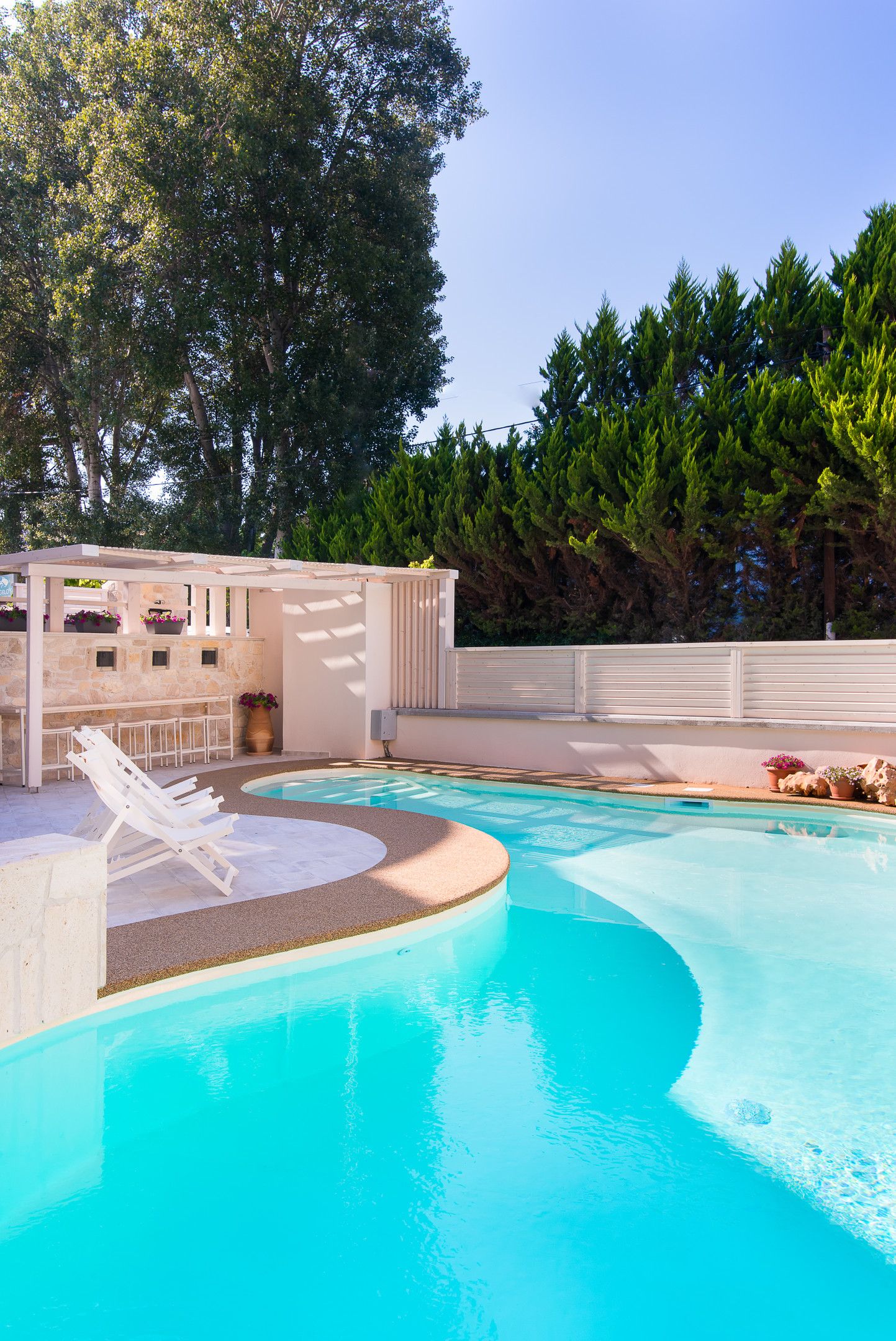 Neikos Luxury Suites