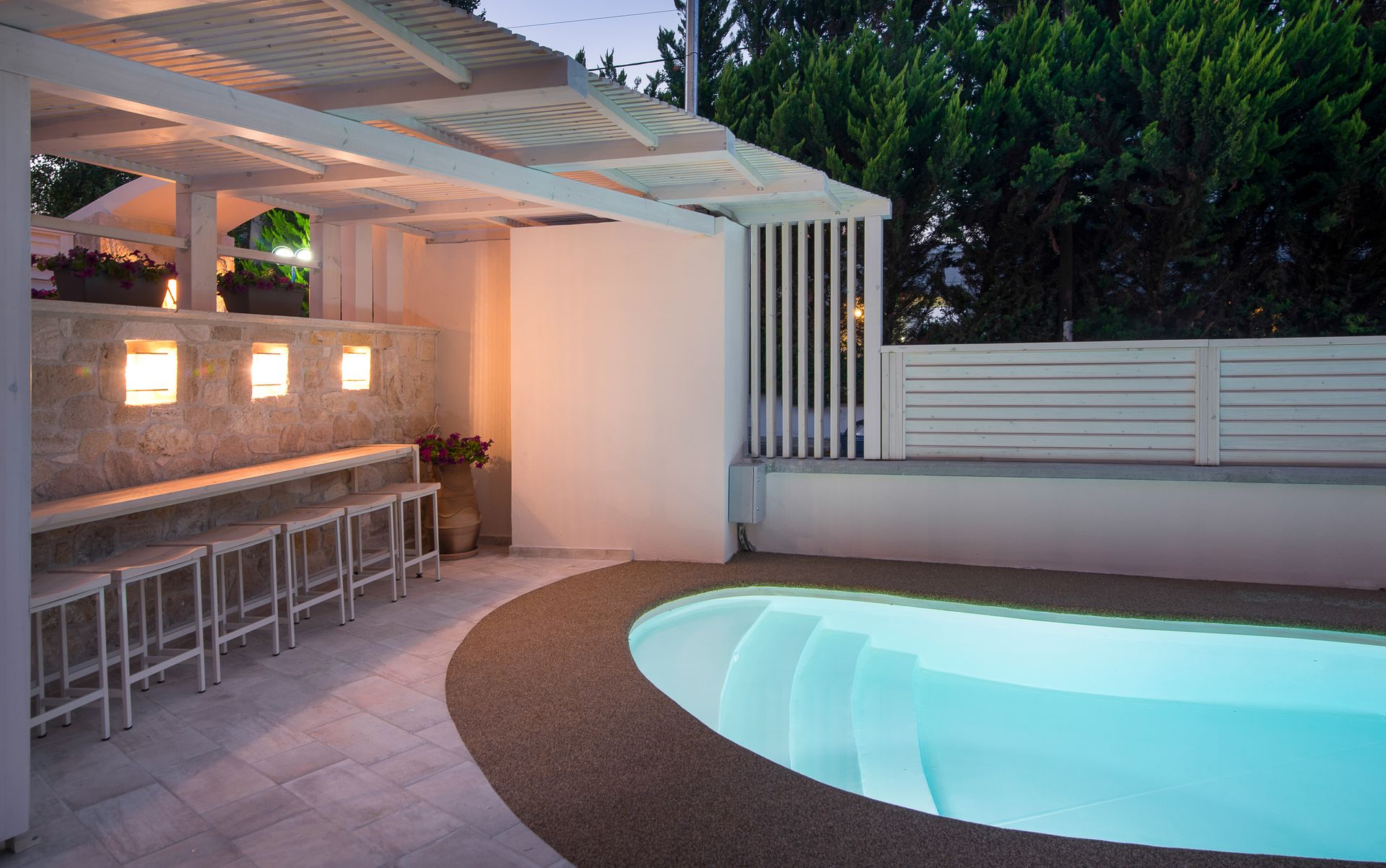 Neikos Luxury Suites