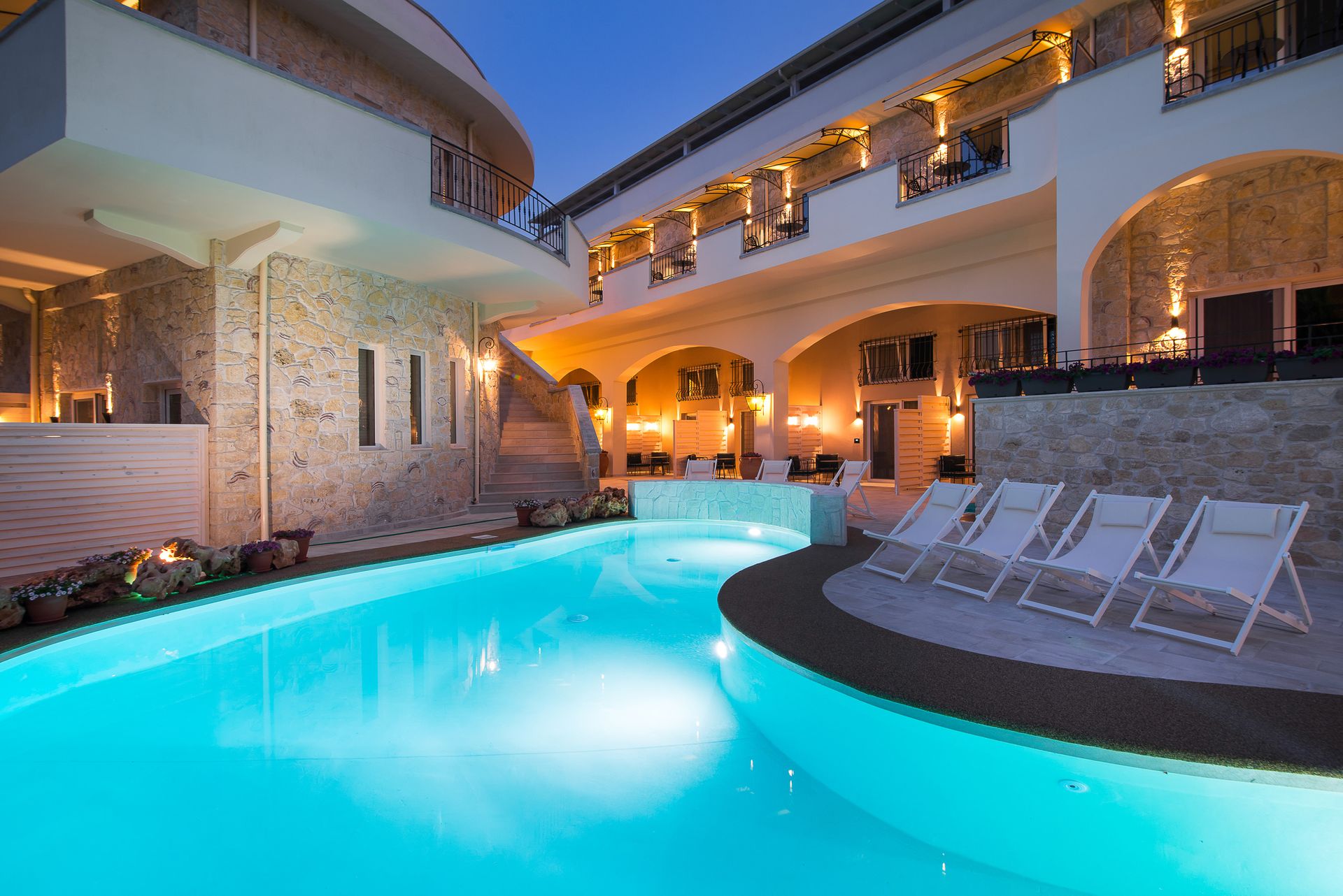 Neikos Luxury Suites