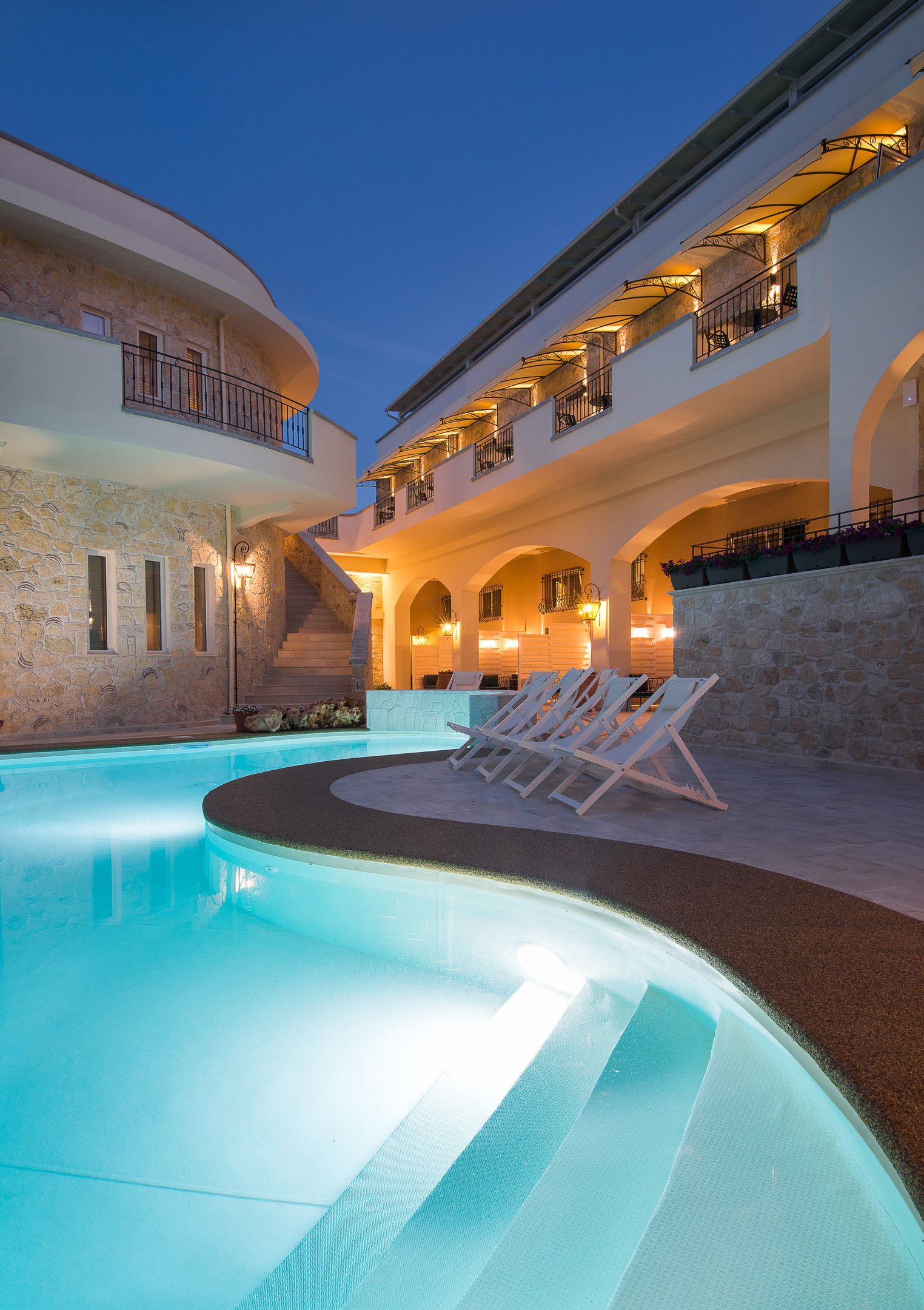 Neikos Luxury Suites