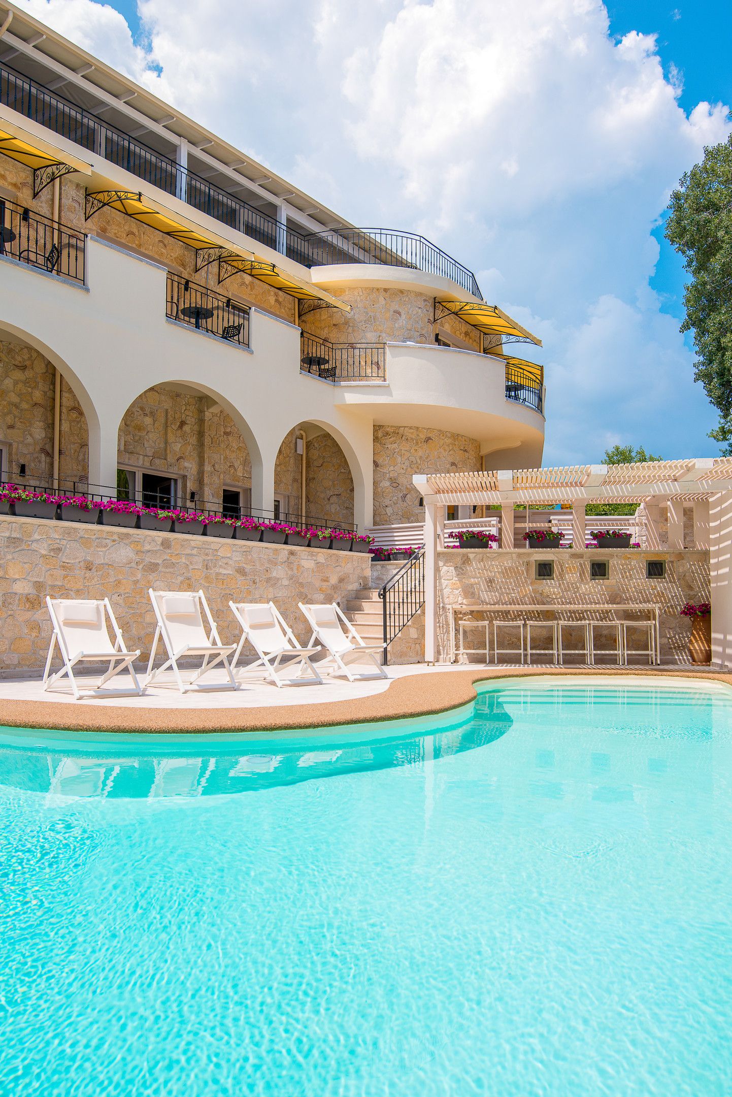 Neikos Luxury Suites