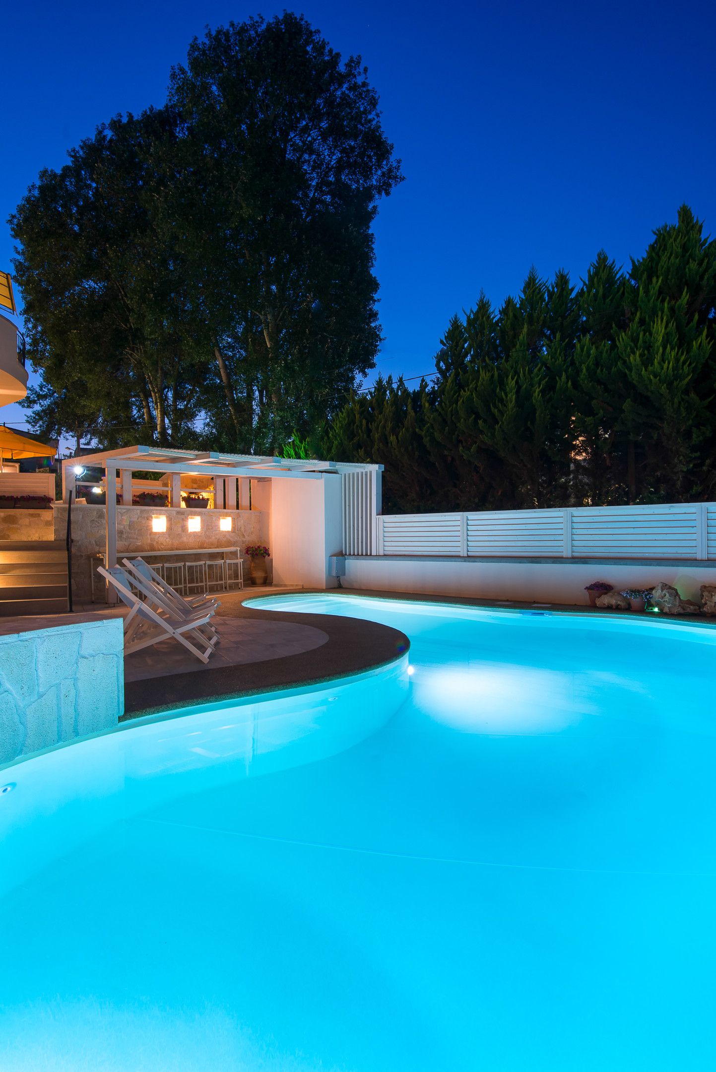 Neikos Luxury Suites
