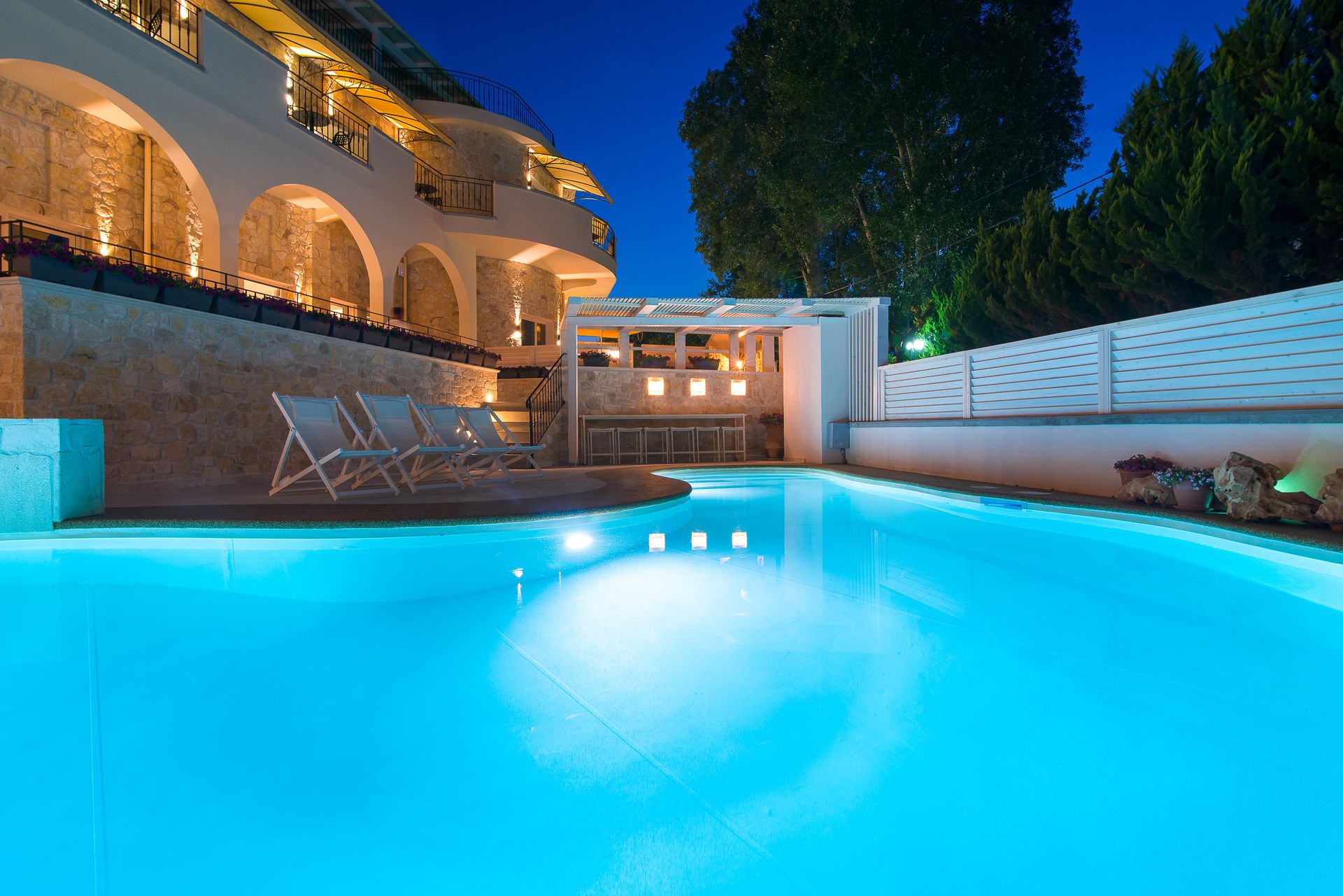 Neikos Luxury Suites