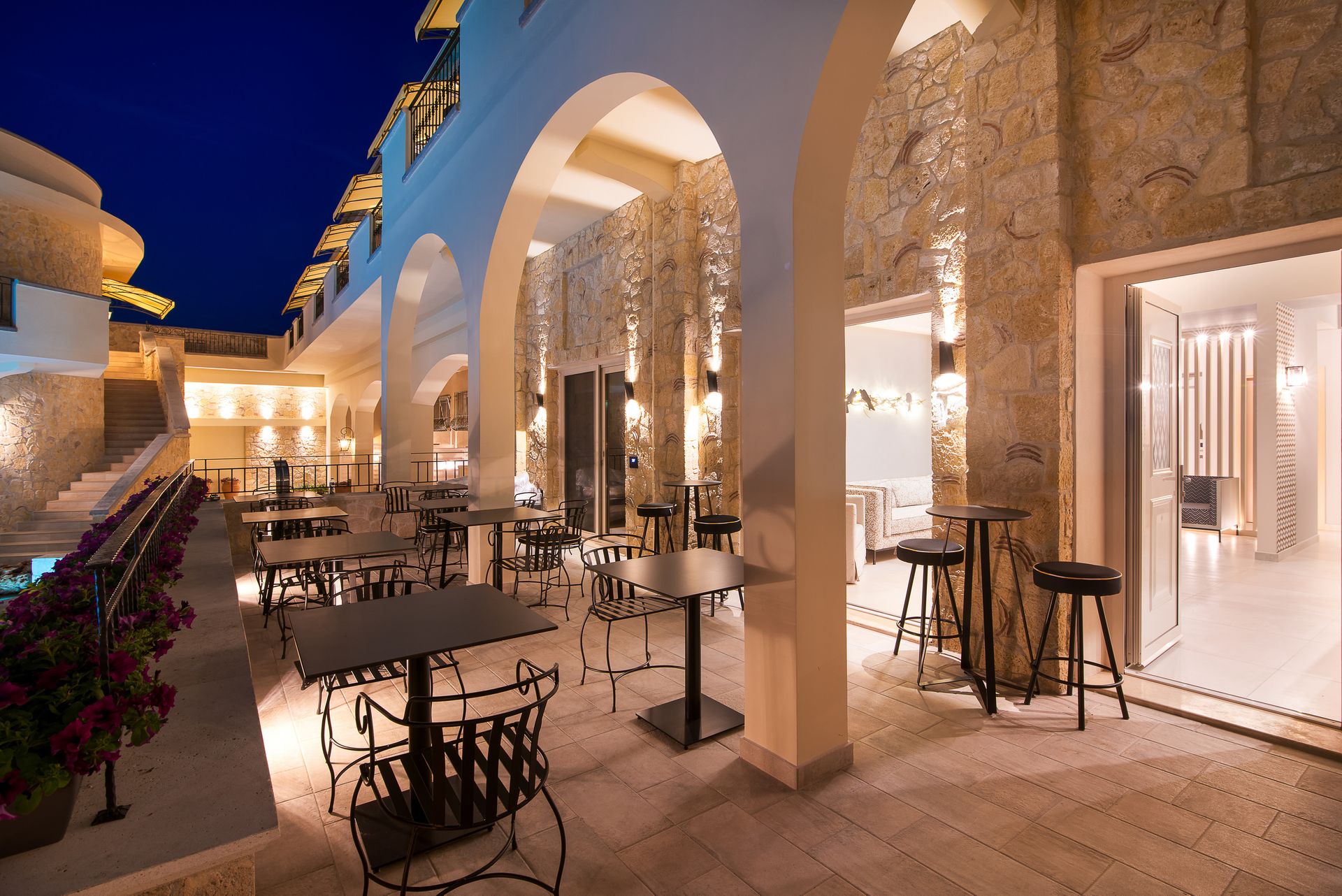 Neikos Luxury Suites