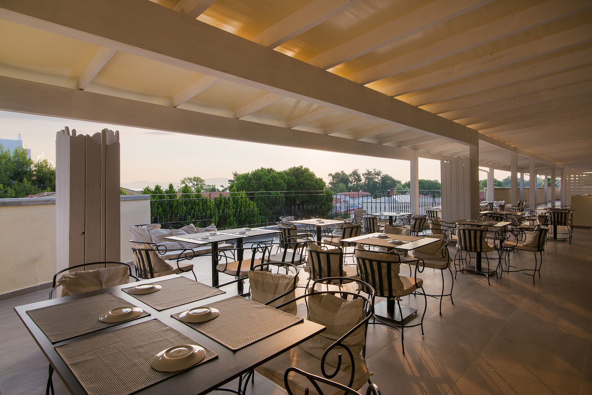 Neikos Luxury Suites