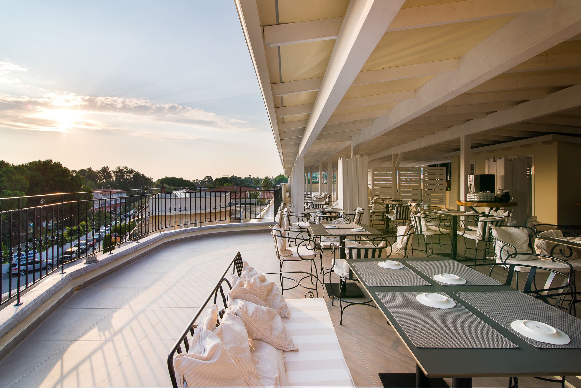Neikos Luxury Suites