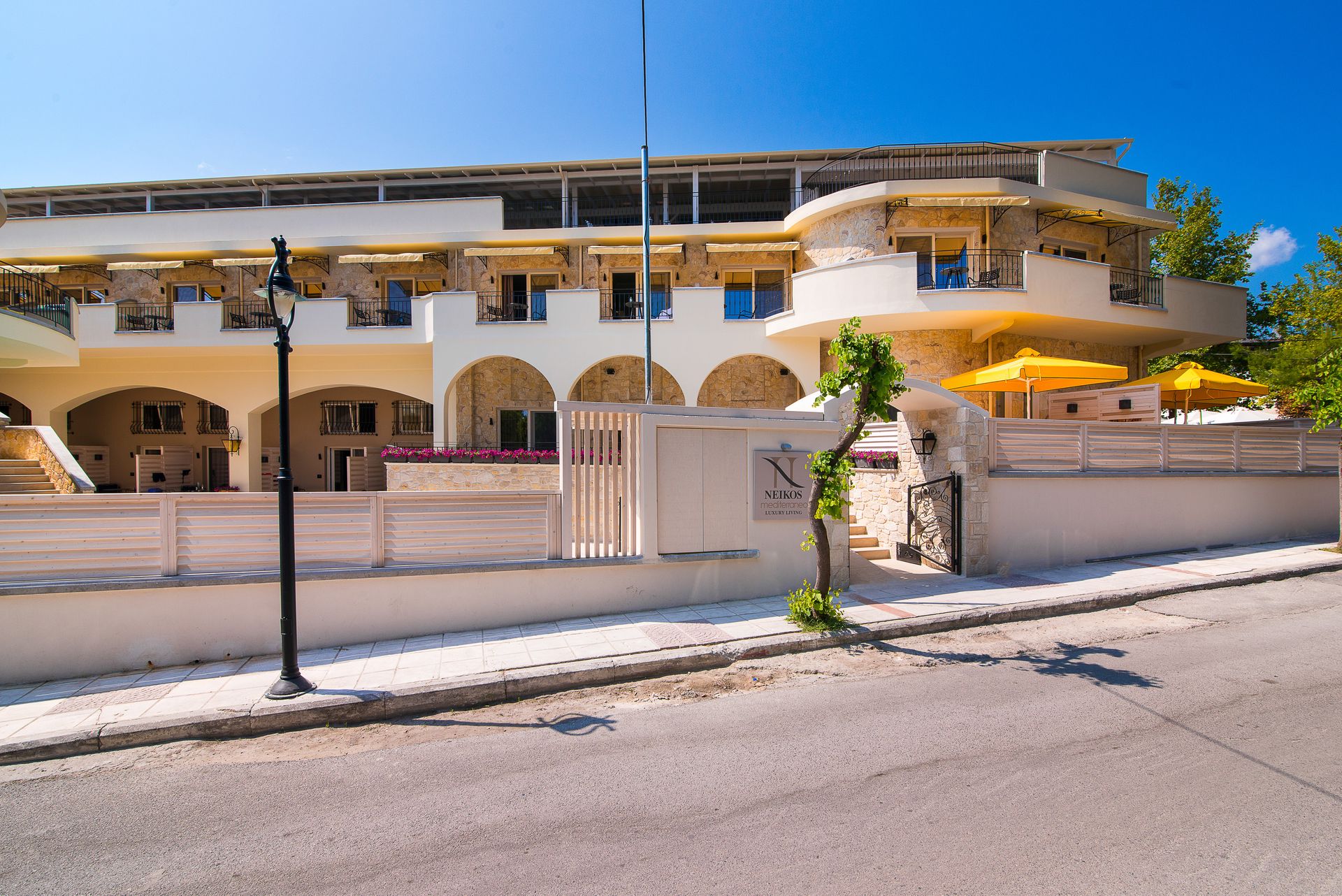 Neikos Luxury Suites