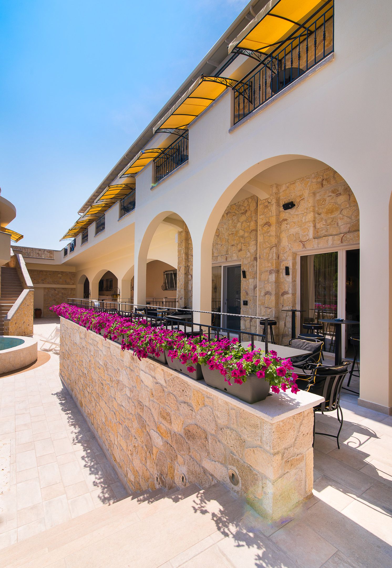 Neikos Luxury Suites