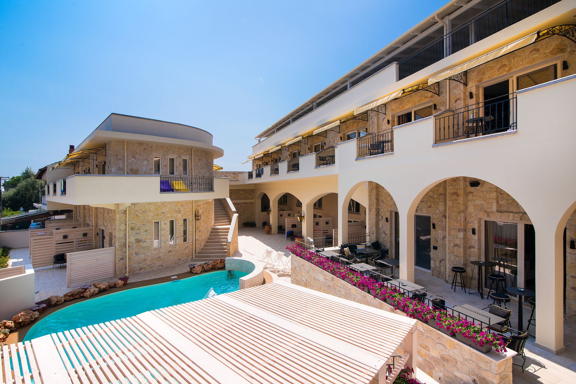 Neikos Luxury Suites