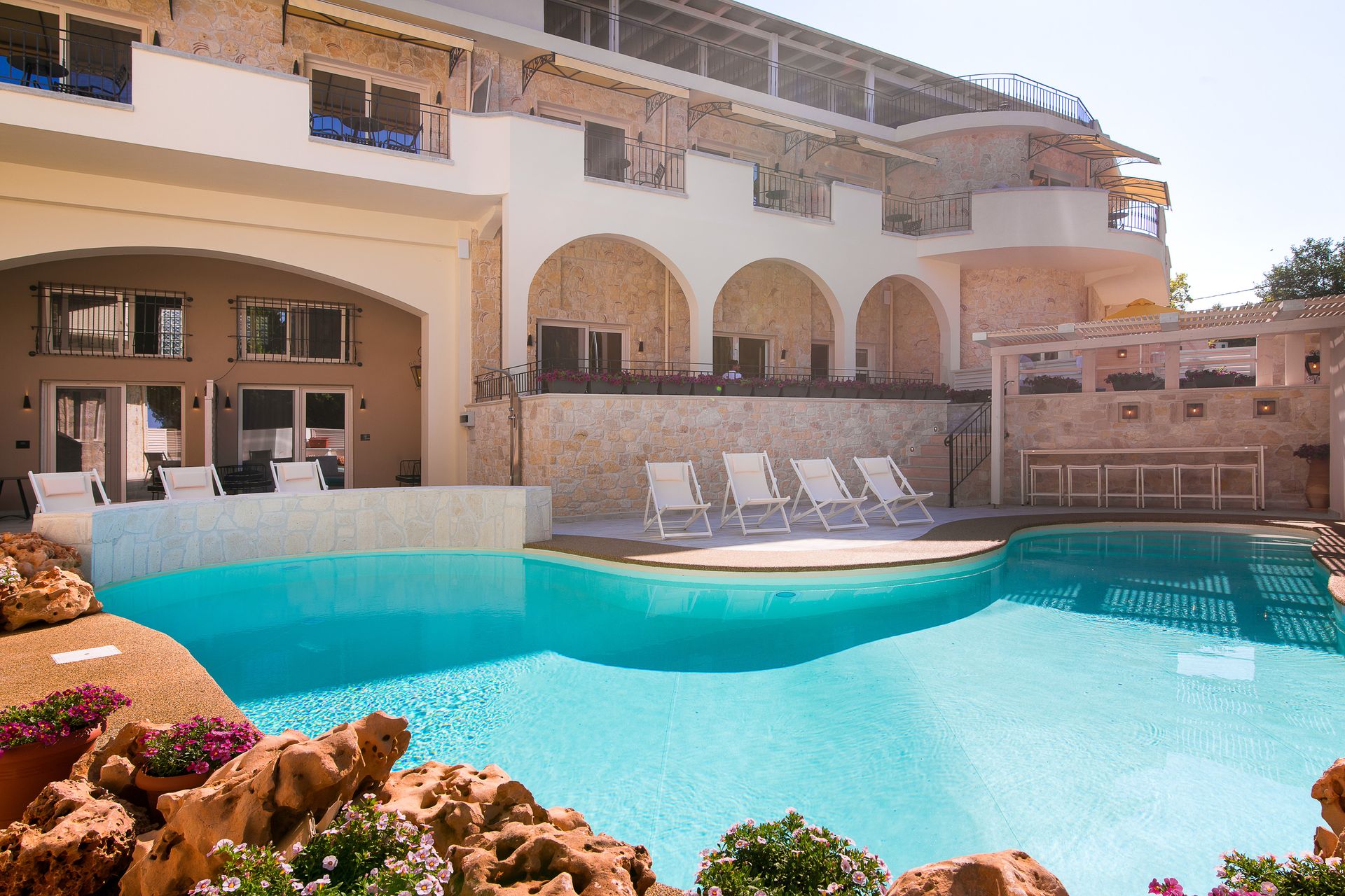 Neikos Luxury Suites