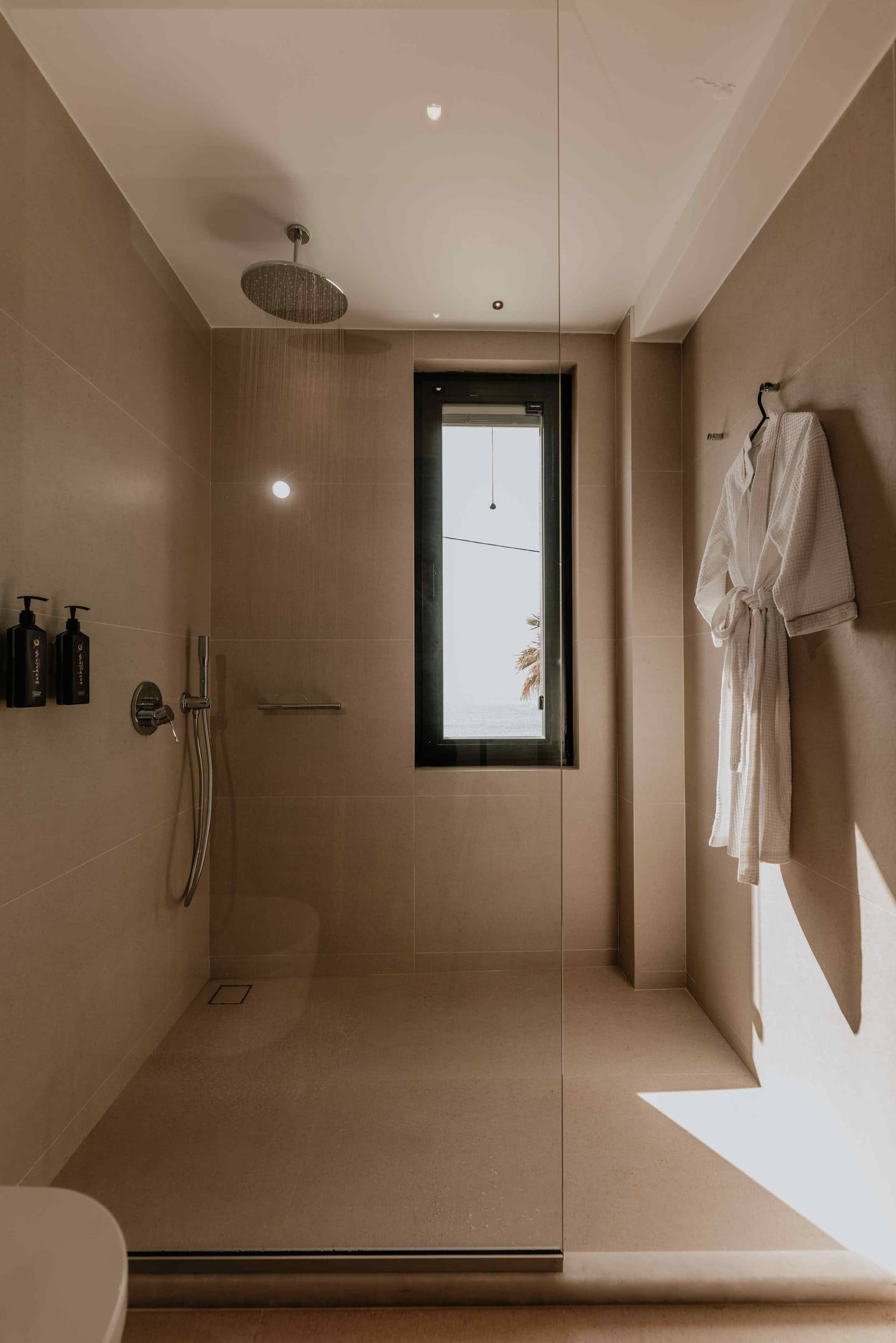 Ostrako Beachside Suites