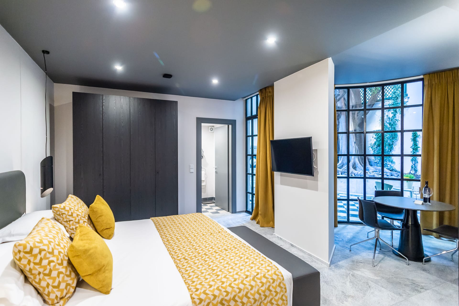 33 Solonos Suites