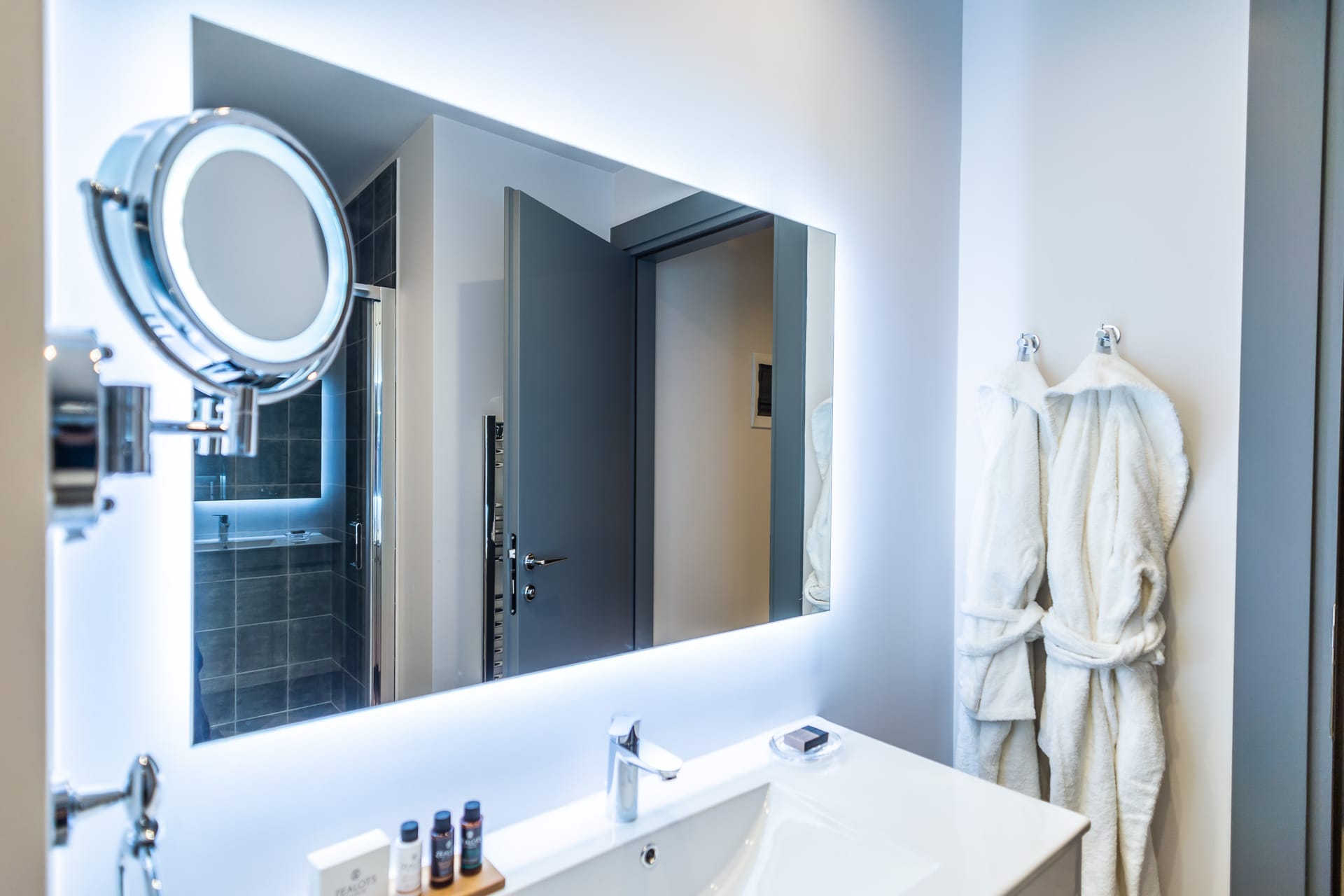 33 Solonos Suites