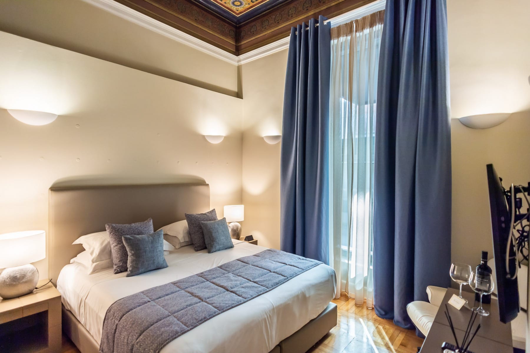 33 Solonos Suites