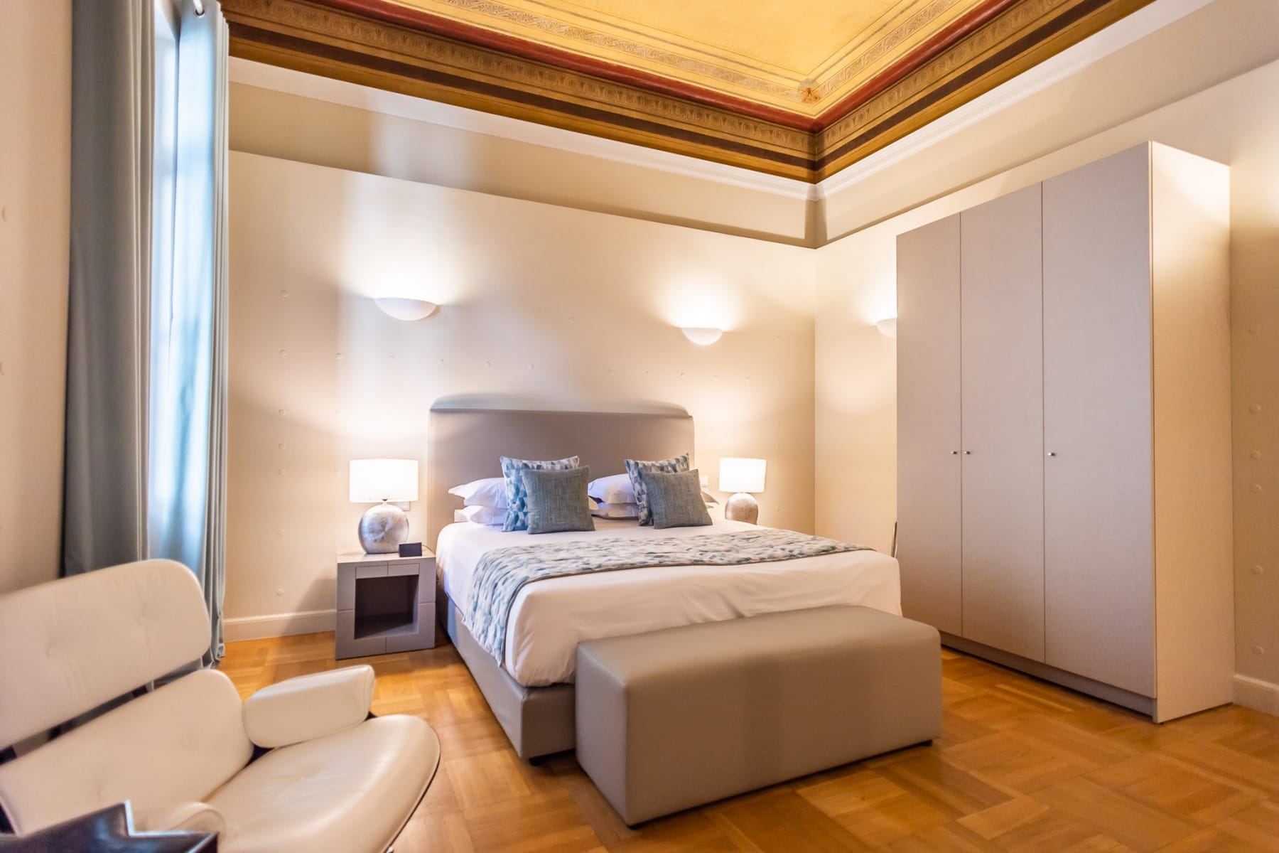 33 Solonos Suites