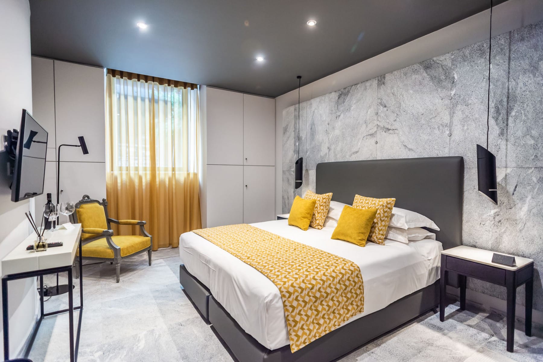 33 Solonos Suites