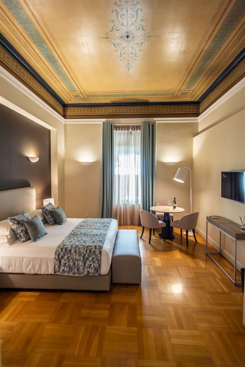 33 Solonos Suites